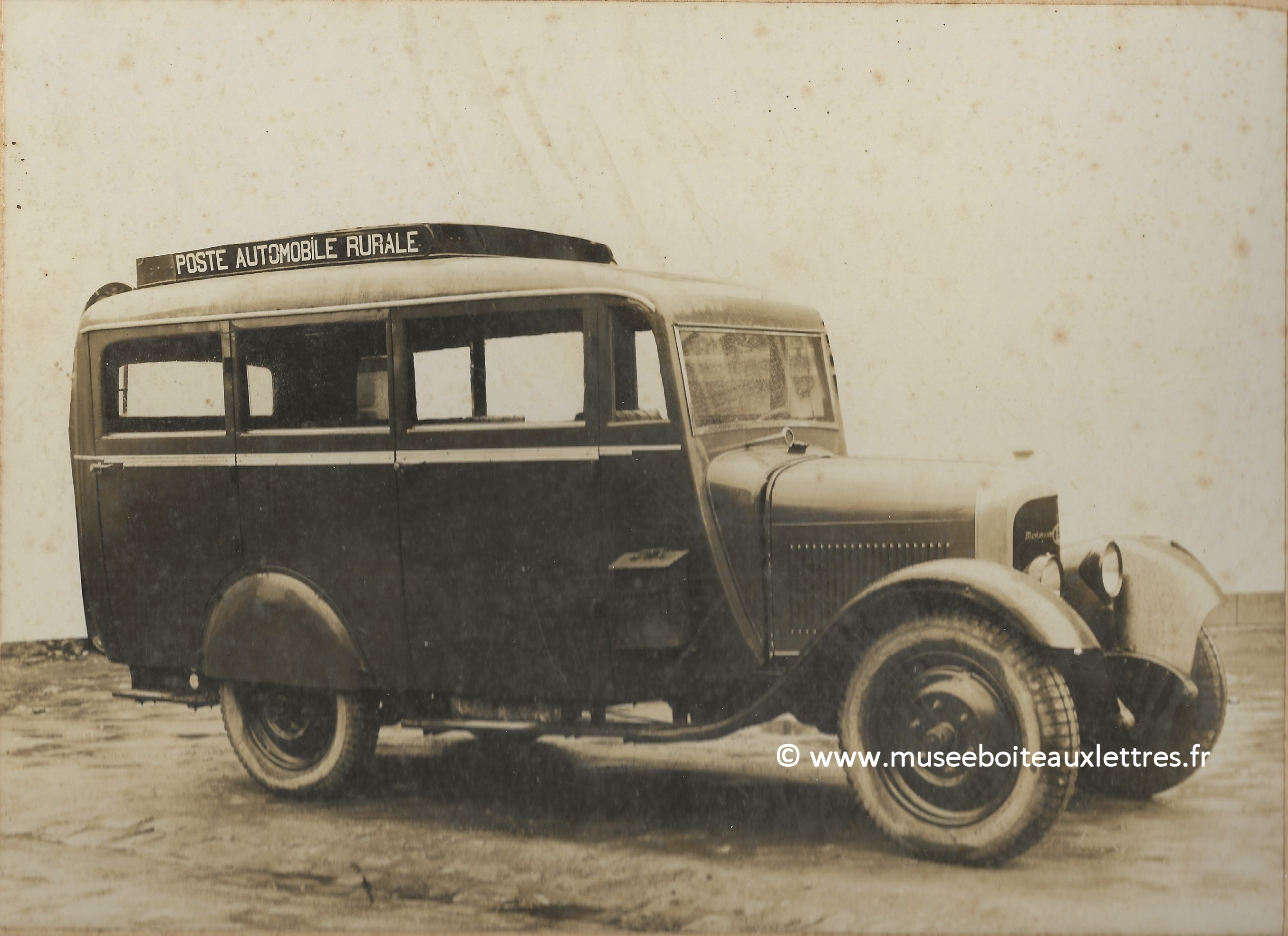 photo voiture boite aux lettres mobile Foulon Gabaret Landes  PTT poste automobile rurale (PAR)
