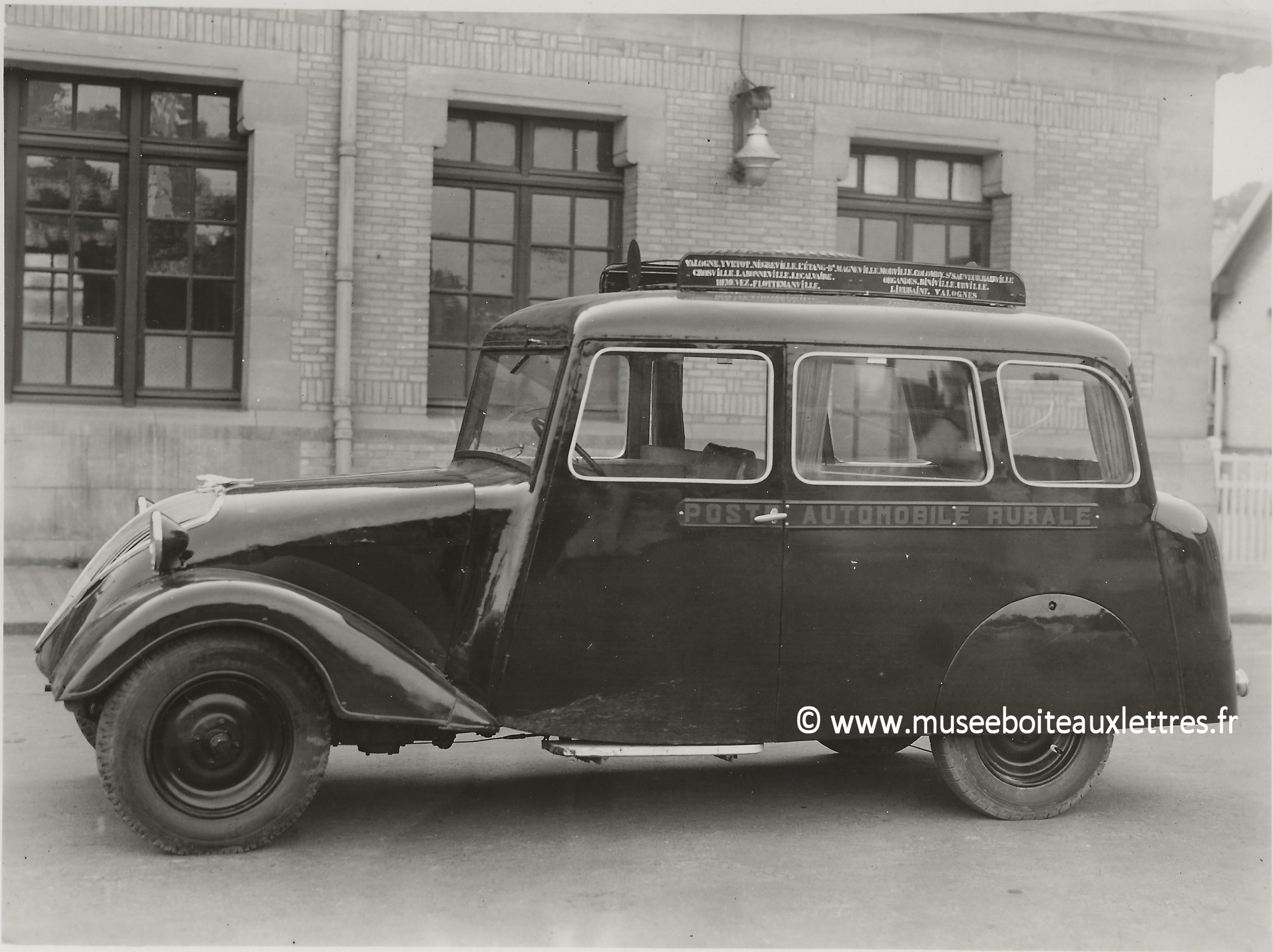 photo voiture Valogne Manche  PTT poste automobile rurale (PAR)
