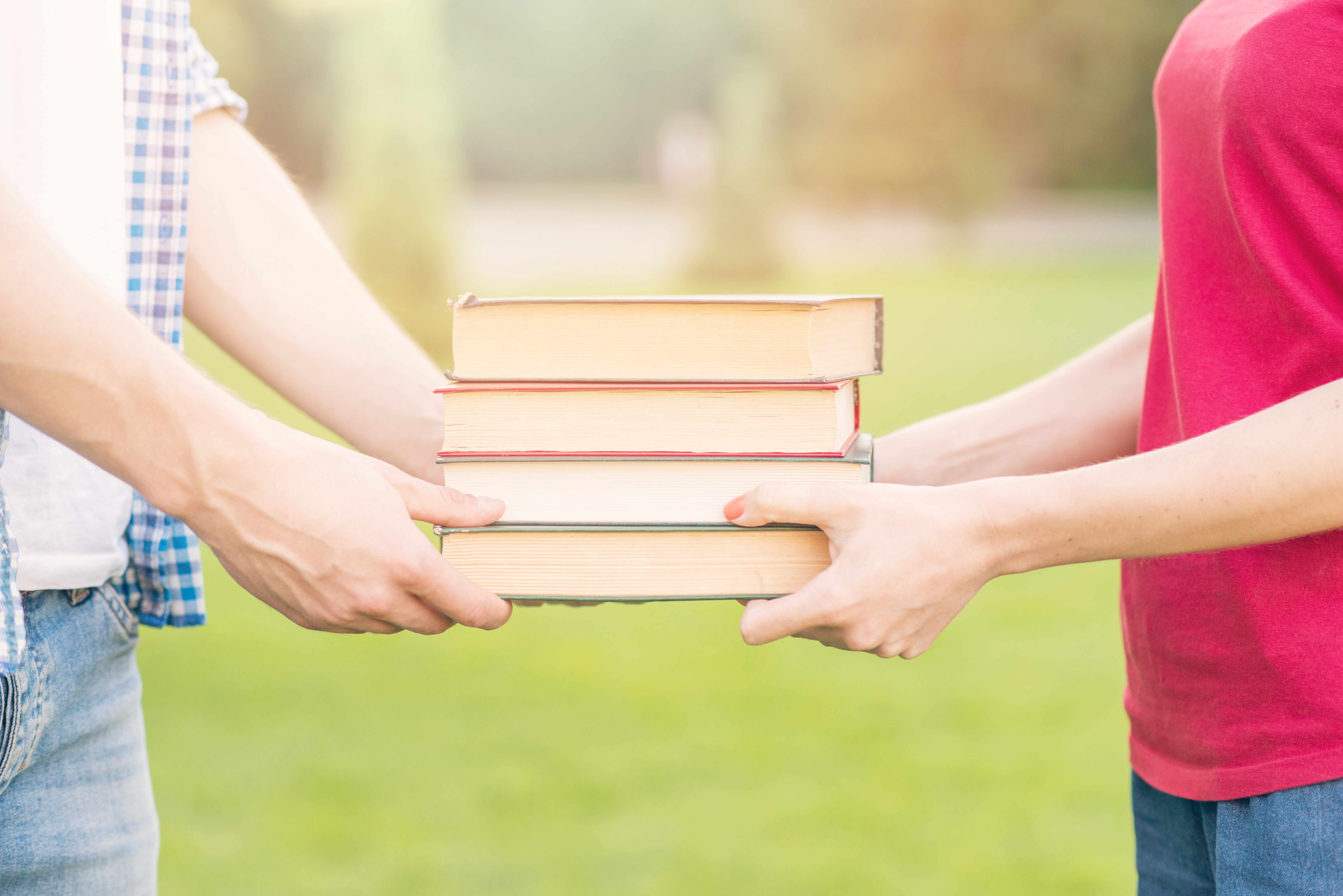 Etudiants-tenue-livres-dans-parc