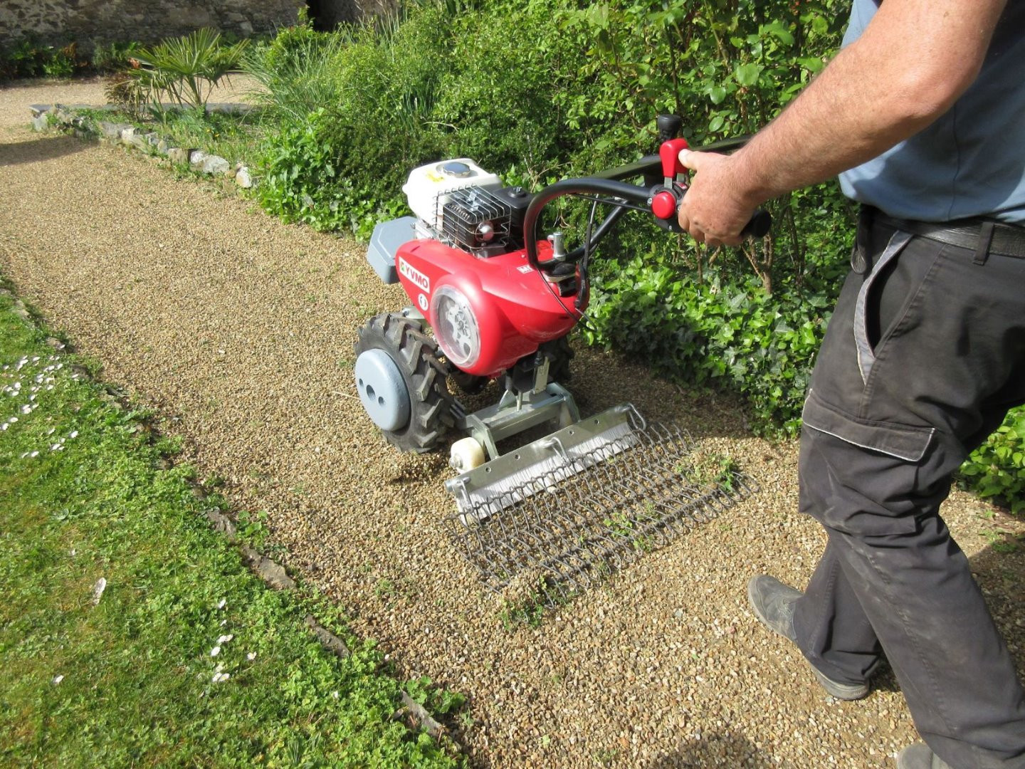 Desherbeur mecanique motorise