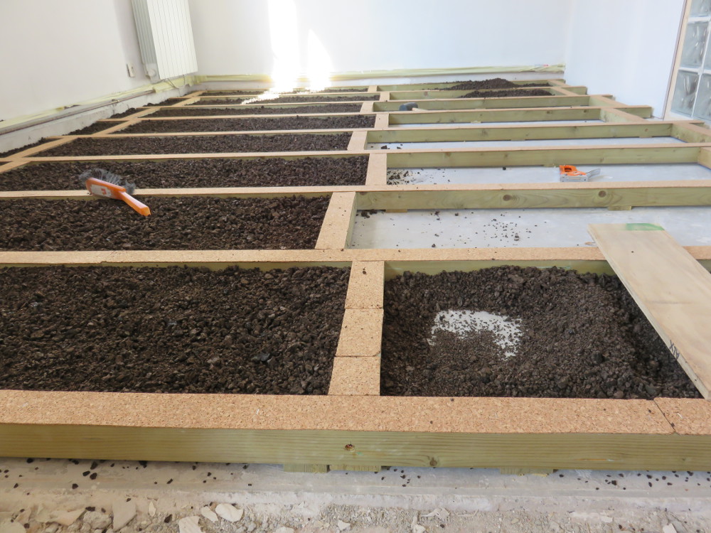 Pose d'un parquet massif en chêne sur une ossature flottante par la menuiserie FIXART à Lyon pour isoler thermiquement un plancher.