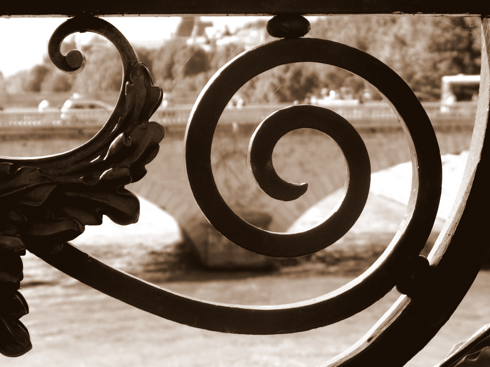 Rambarde ouvragée d'un des 37 ponts de Paris