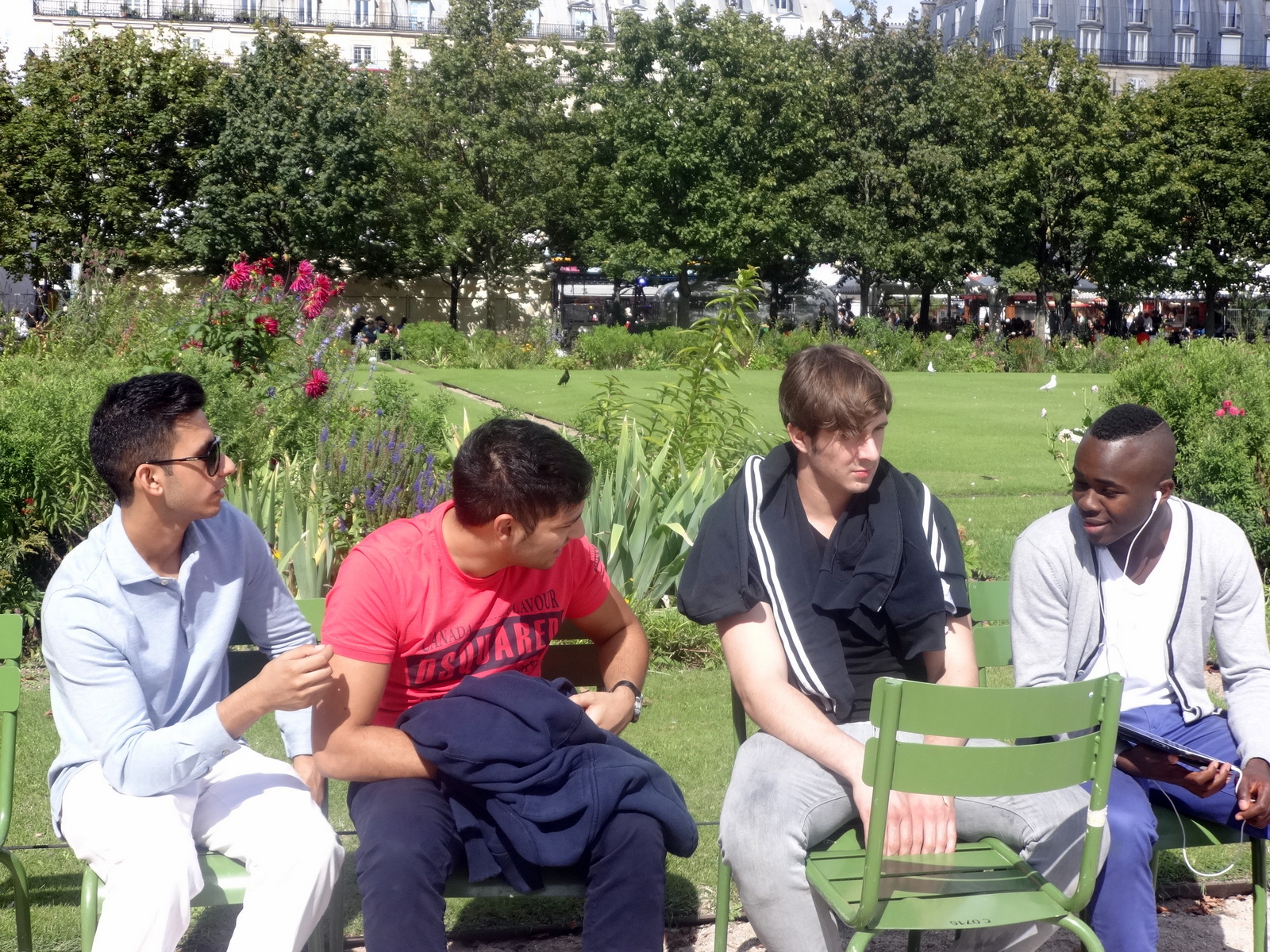 Pause au jardin des Tuileries - Sumair, Daniel, Julian, Inza