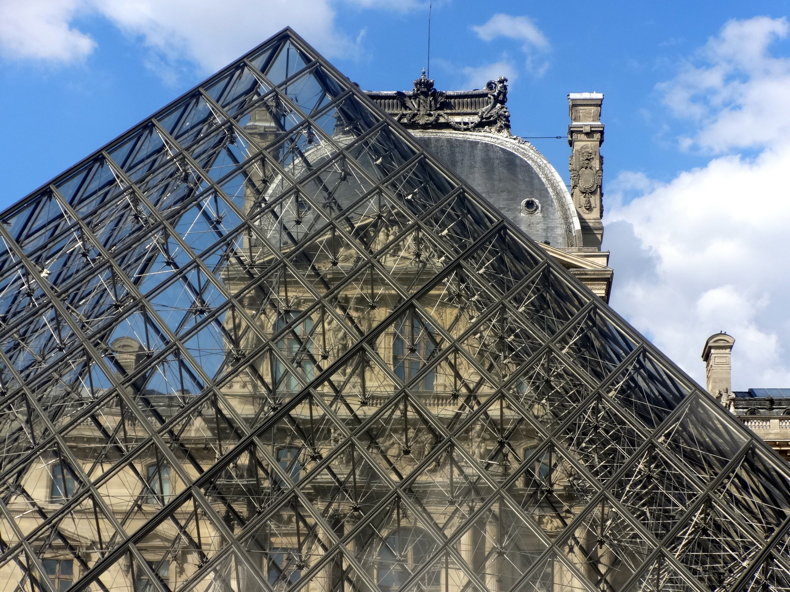La Pyramide du Louvre - Photo de Lioba