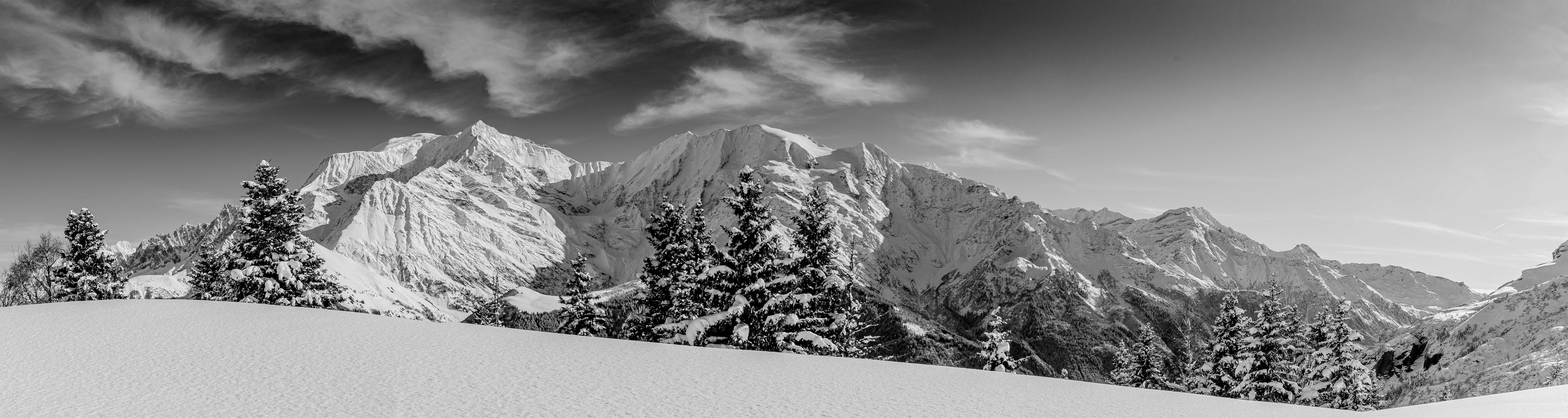 Panorama du mont blanc noir et blanc