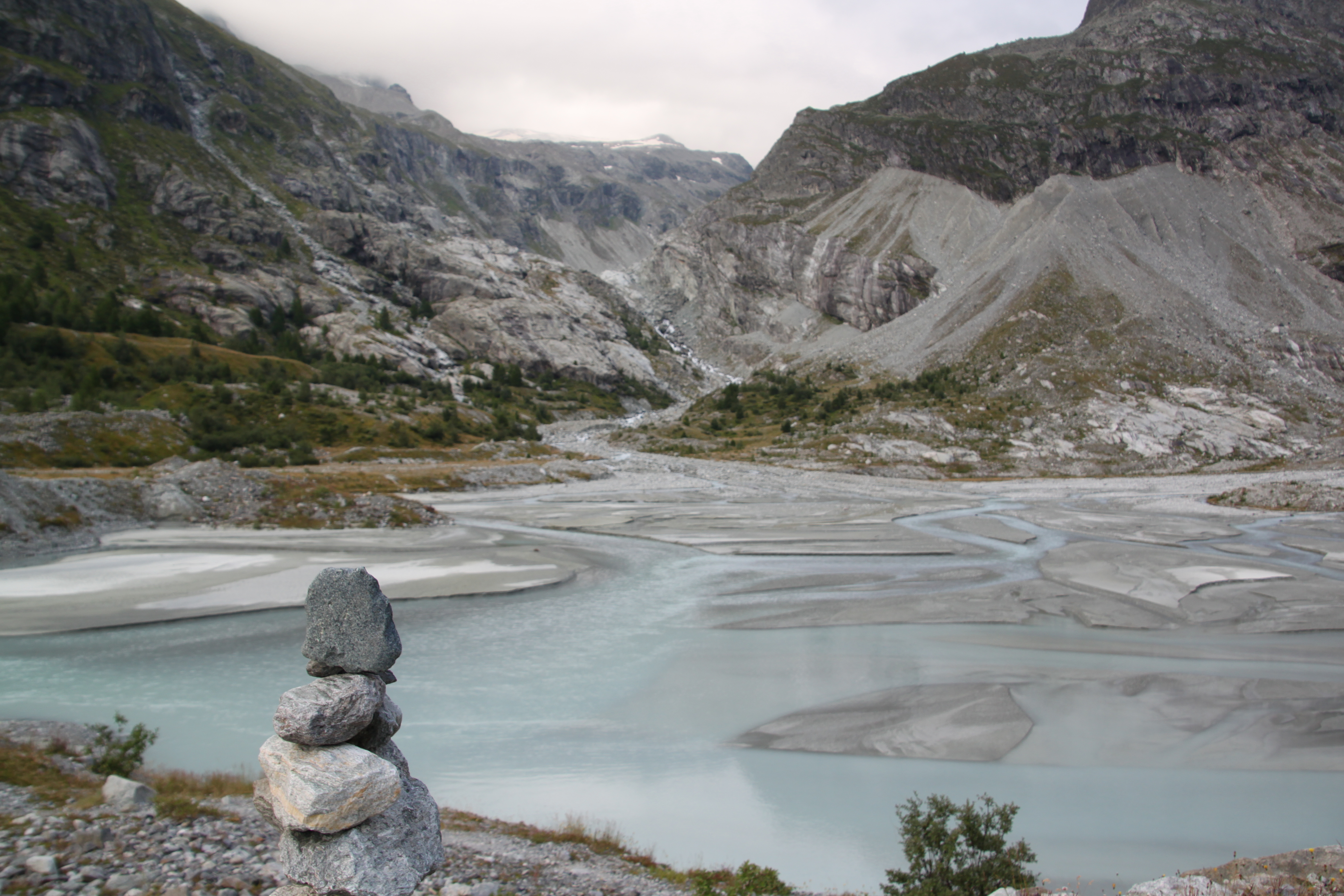 Eaux de fonte du glacier de Mont-Miné dans les Alpes suisses / Photos de Suisse