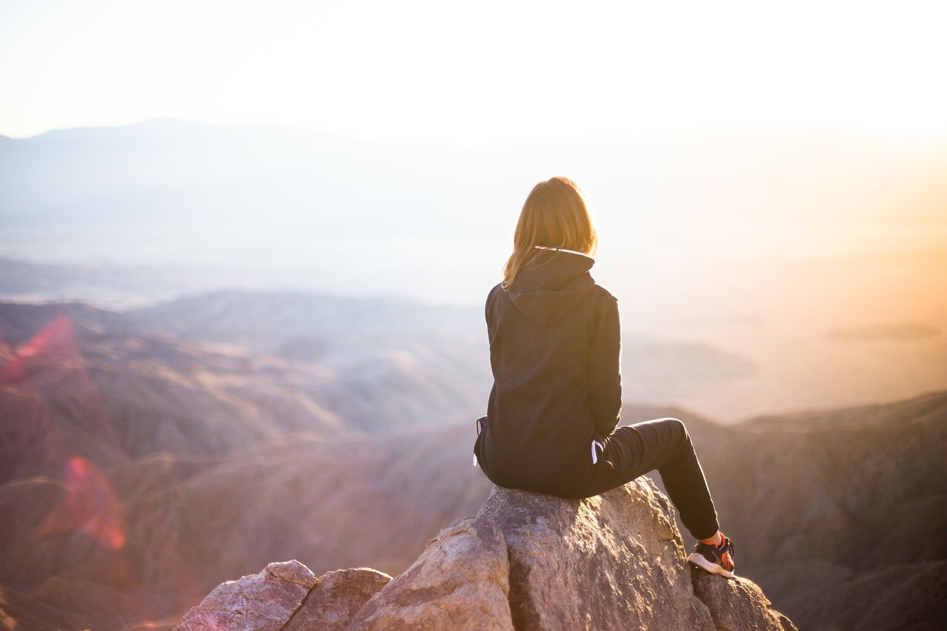 Femme de dos regardant l'horizon de son avenir professionnel