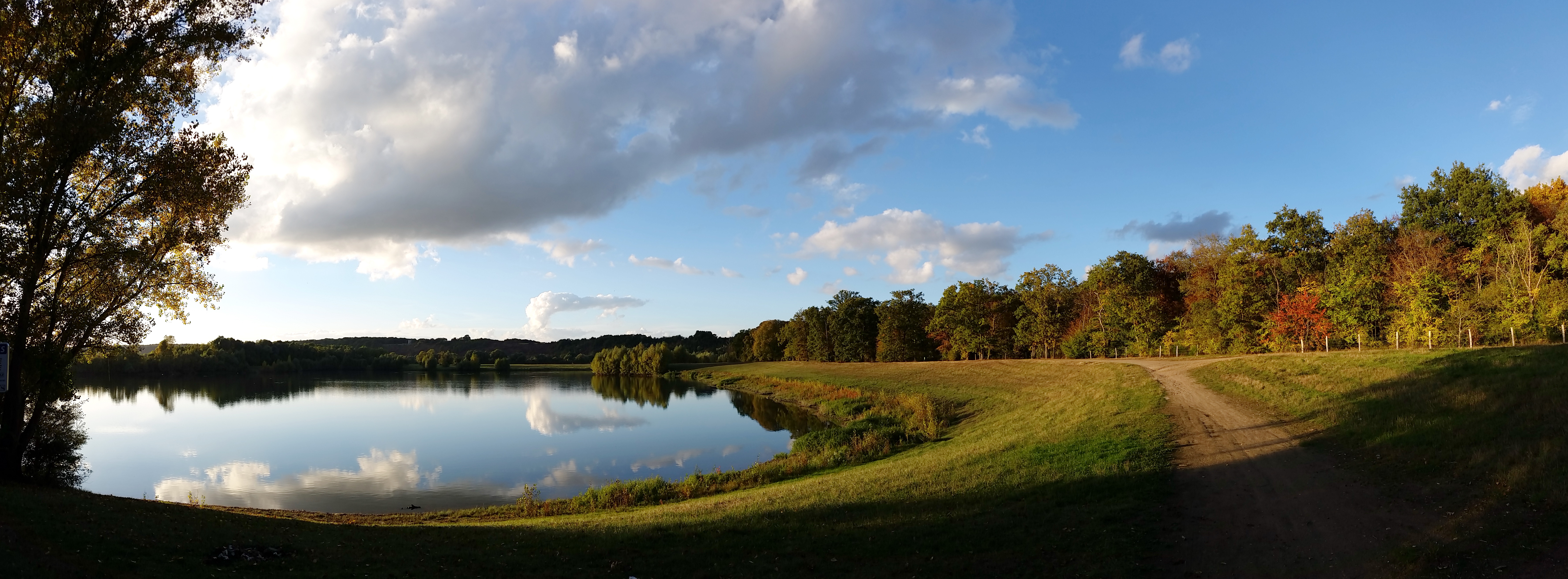 Le petit Lac de BOUAFLES (27) en Automne 