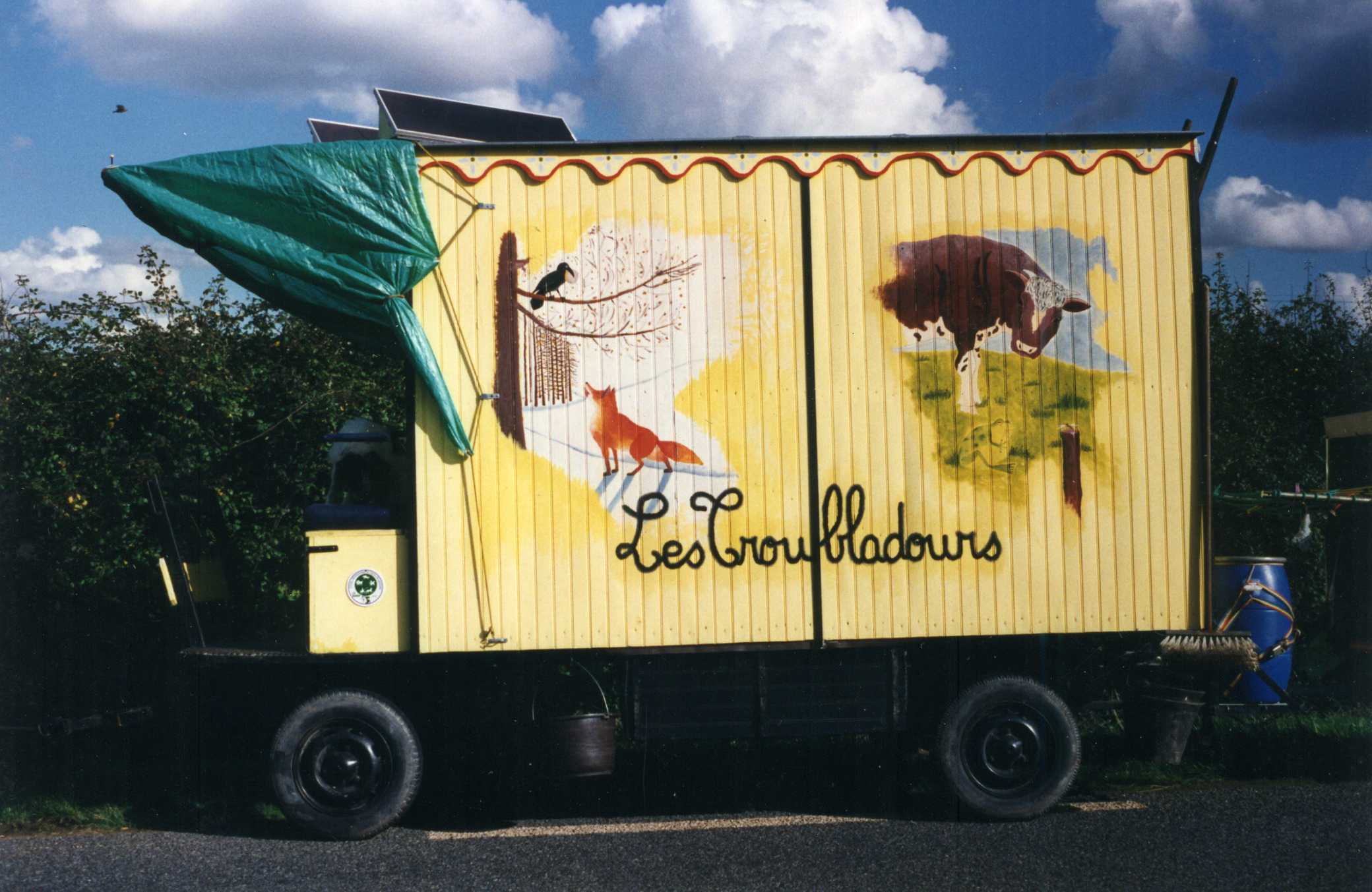 La roulotte et ses illustrations des Fables.