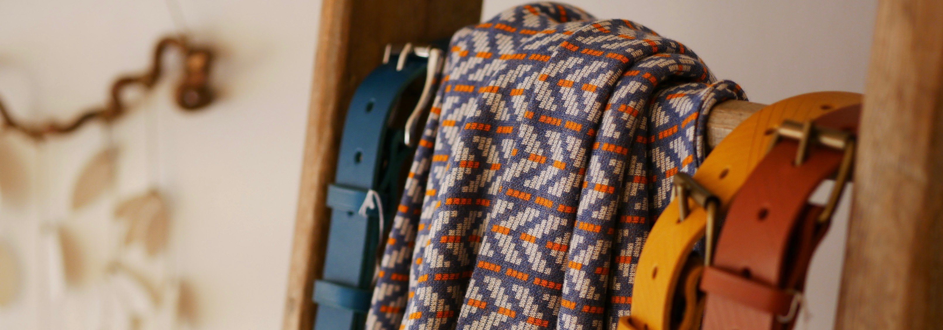 Mobile bois et porelaine du Chant de l'émail. Ceinture en cuir de Réza. Snood, écharpe de Eska.
Artisanat Fabriqué en France