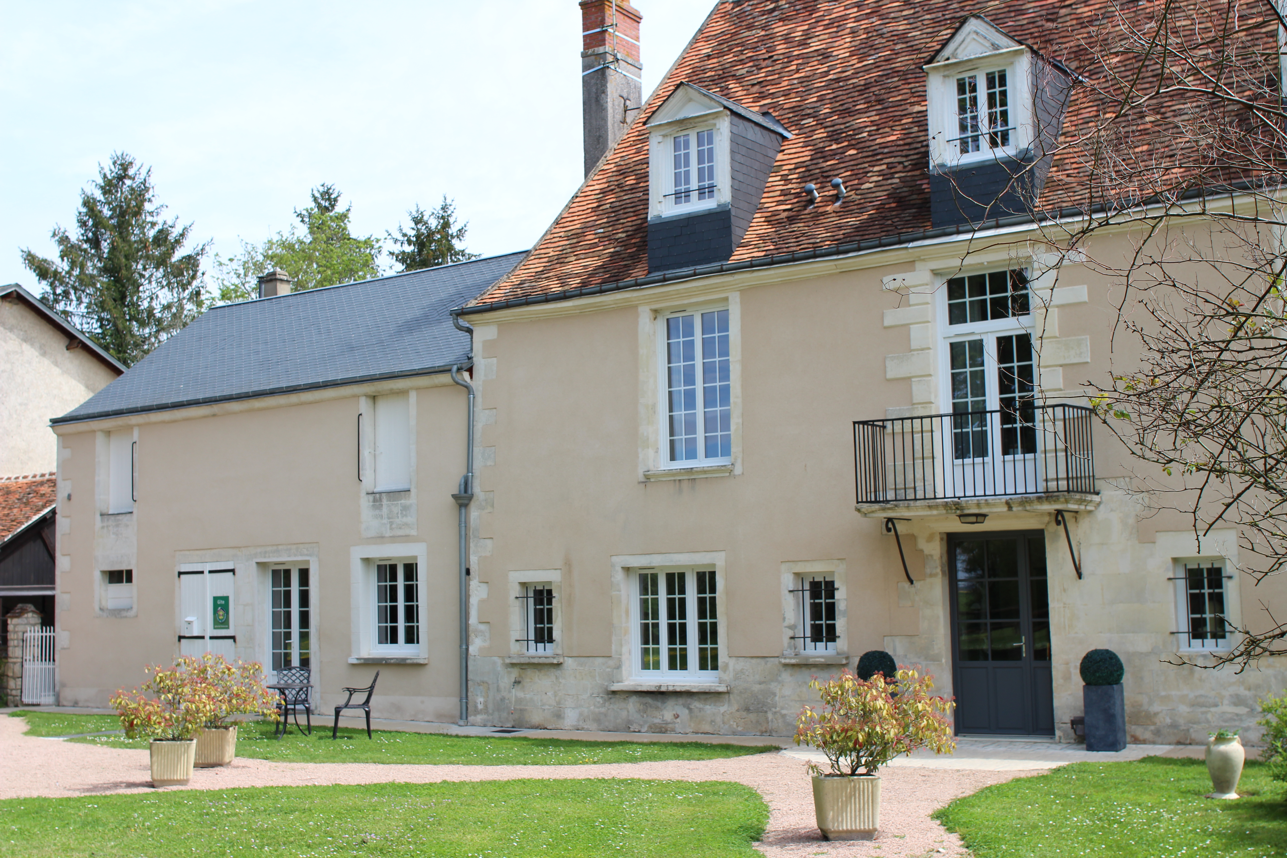 Gîte de groupe 15 personnes au Domaine de Villenoue (Berry). 6 chambres, espaces partagés, activités exclusives. Location week-end ou semaine près d'Issoudun.