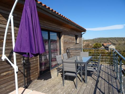 Terrasse avec vue sur le Larzac pour profiter de moments conviviaux