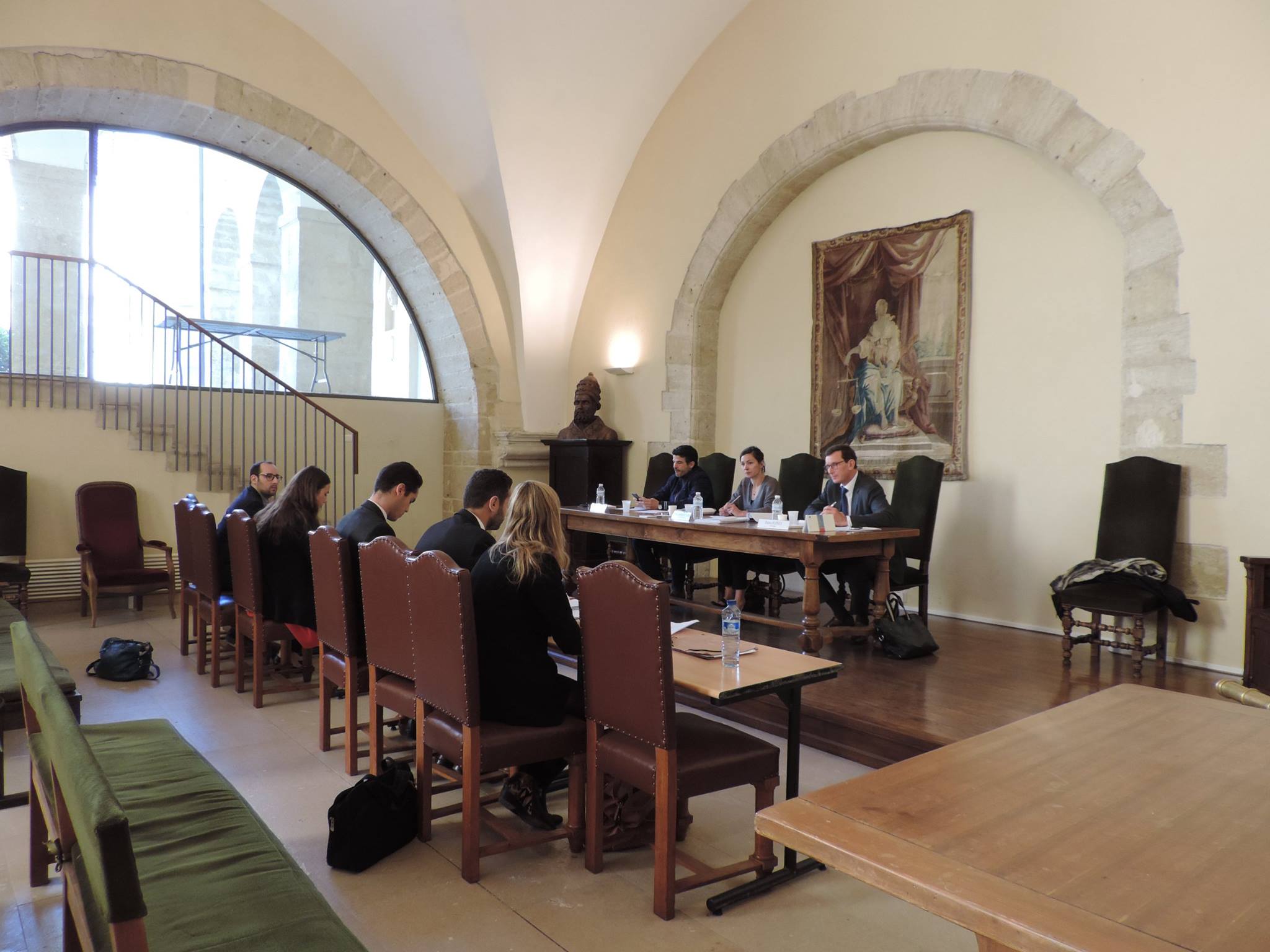 De gauche à droite les membres du jury des quarts de finale : Me Yann LE TARGAT - Mélanie CLEMENT-FONTAINE - Me Pierre DUPREY

Quart de finale : l'équipe de l'Université de Lille contre l'équipe 1 de l'Université de Rennes 1
