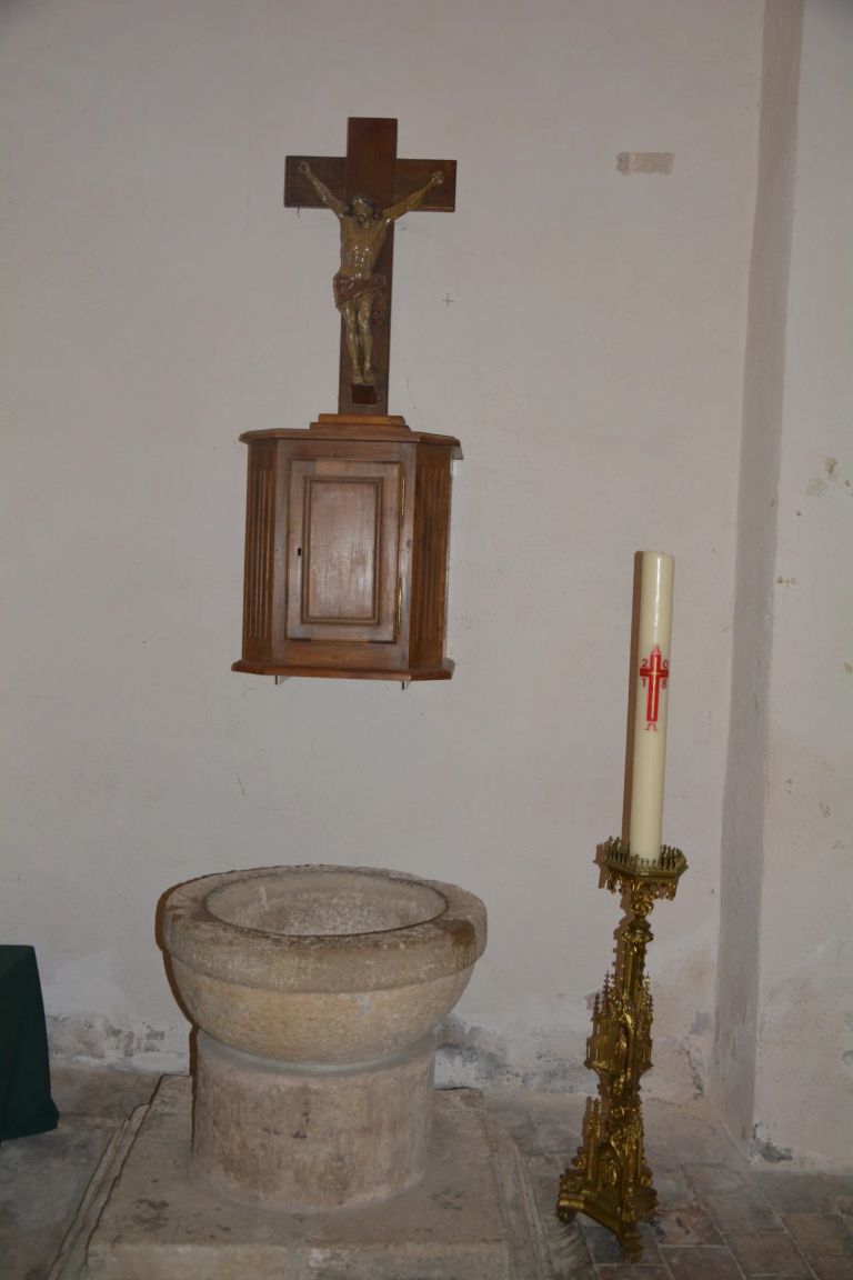 Vinezac patrimoine eglise christ tabernacle baptistere dsc 0648