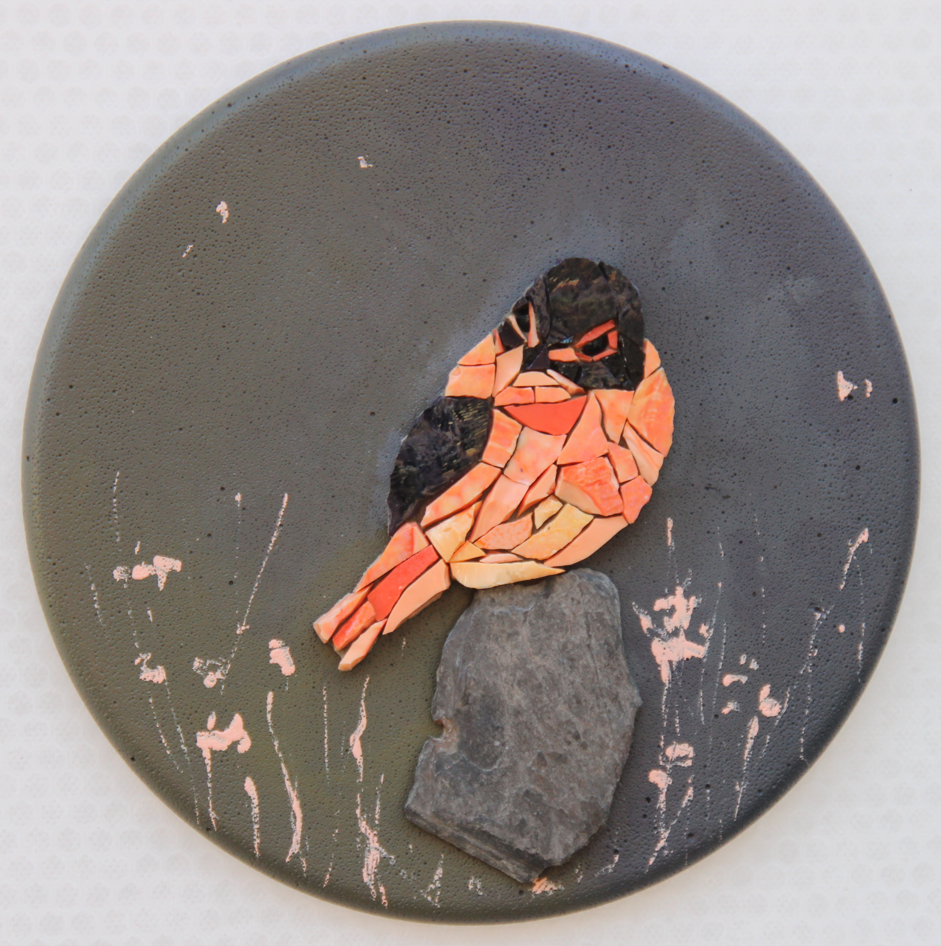 mosaique - tableau   - oiseau - plumes - cadre - corail - violet - rond- gris - verre - bird - oiseau mosaïque - ora mosaiques.