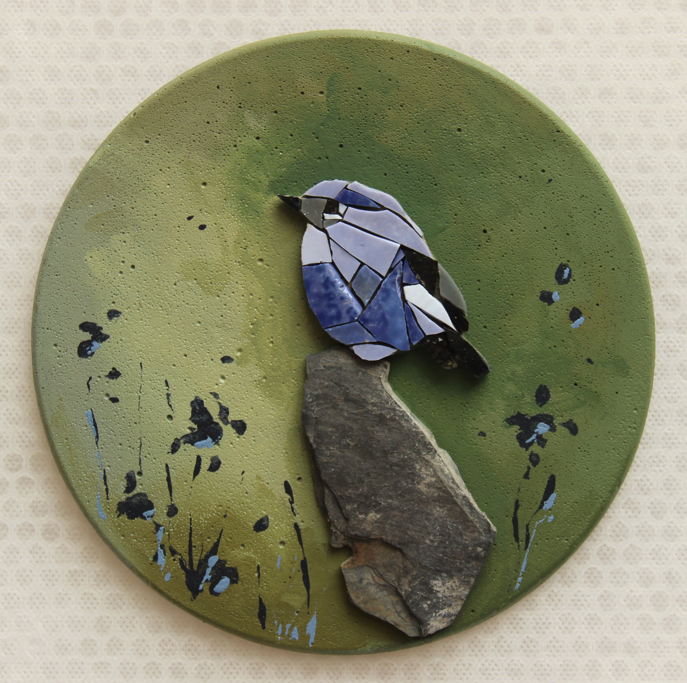 mosaique - tableau - oiseau - plumes - cadre - jaune - bleu - béton - rond - verre - bird - oiseau mosaïque - ora mosaiques.