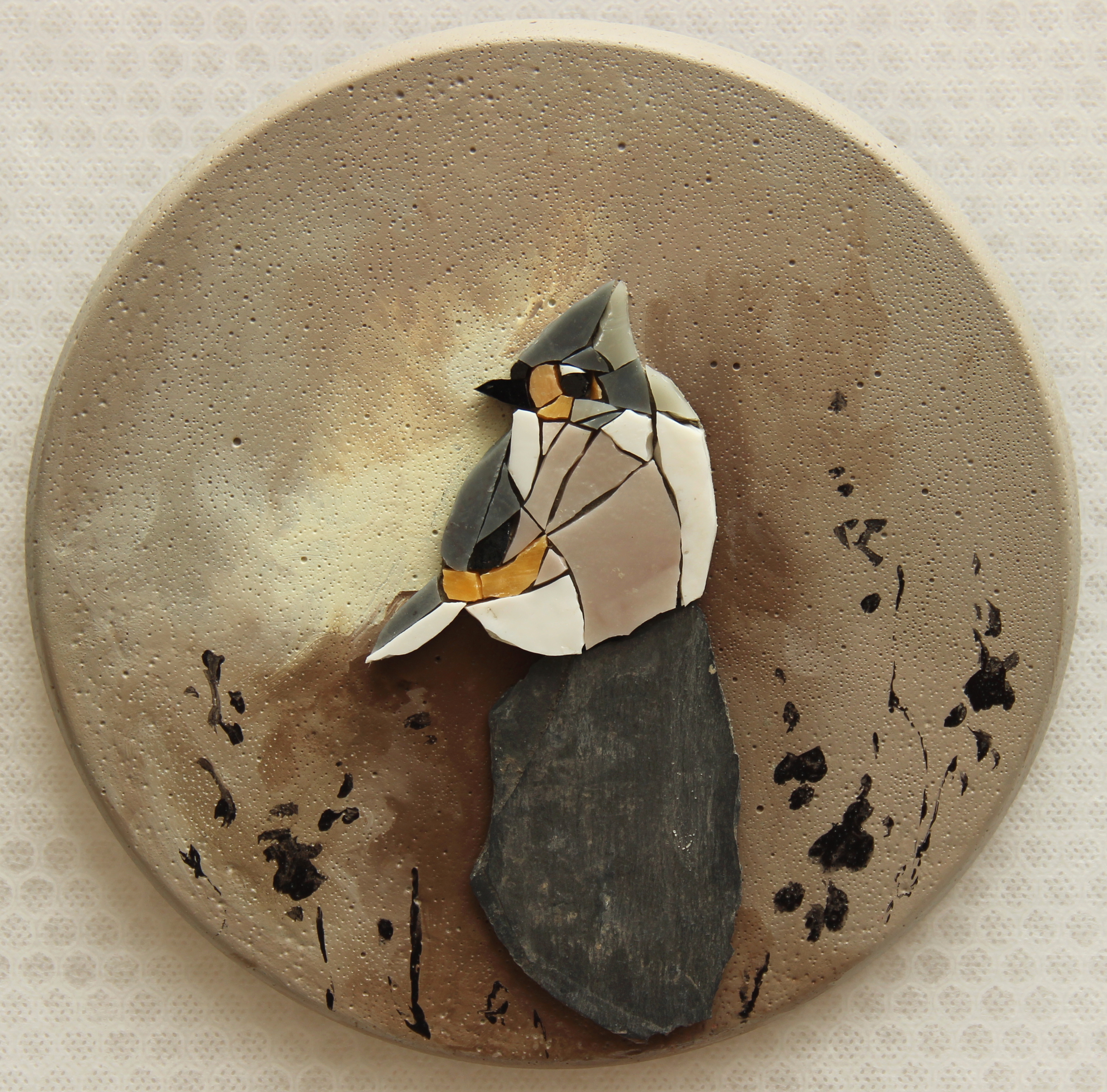 mosaique - tableau  - oiseau - plumes - cadre - crème - blanc - béton - rond - verre - bird - oiseau mosaïque - ora mosaiques.