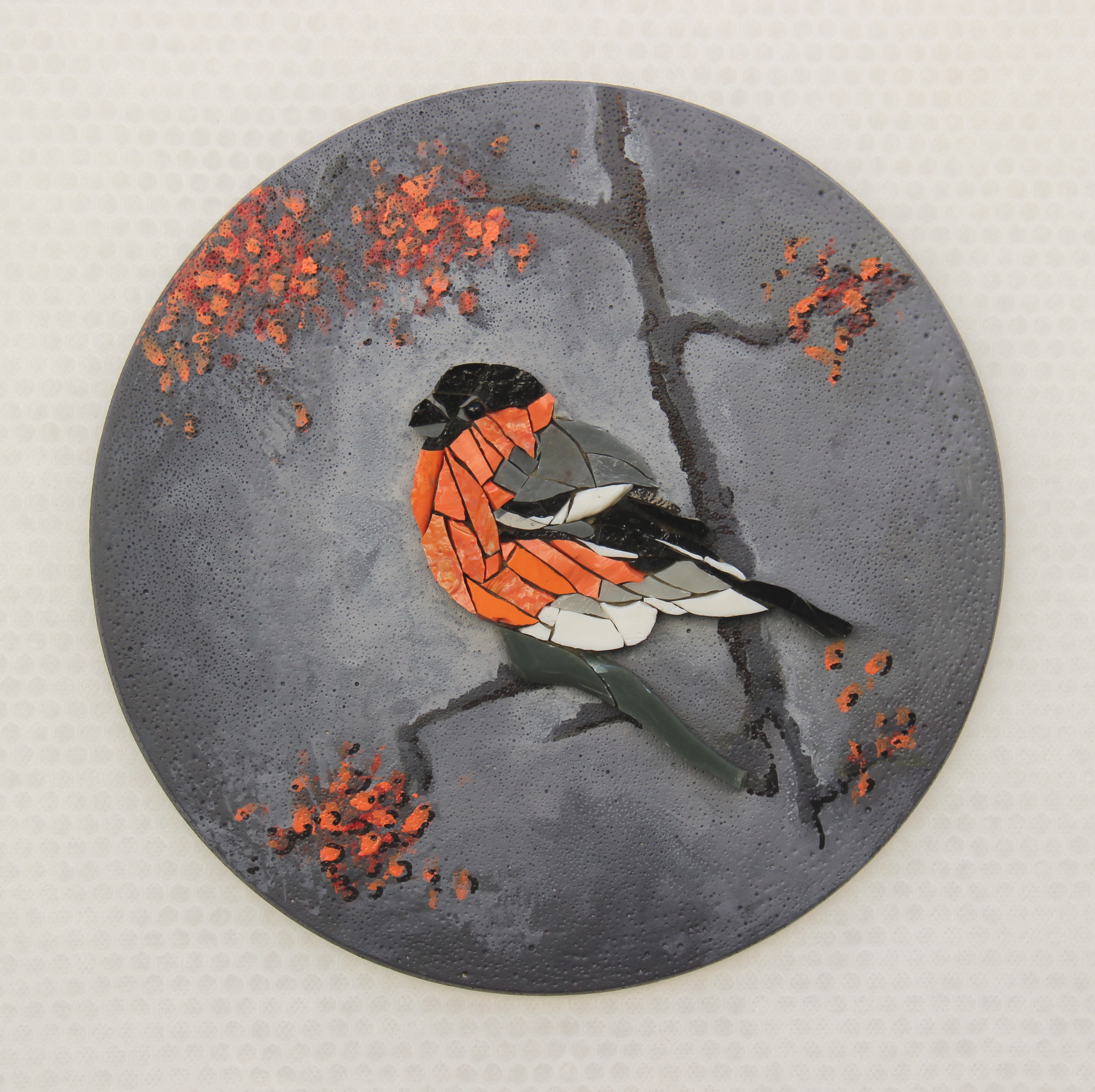 mosaique - tableau  - bouvreuil - oiseau - plumes - cadre - violine - bleu - rond- gris - verre - bird - oiseau mosaïque - ora mosaiques.