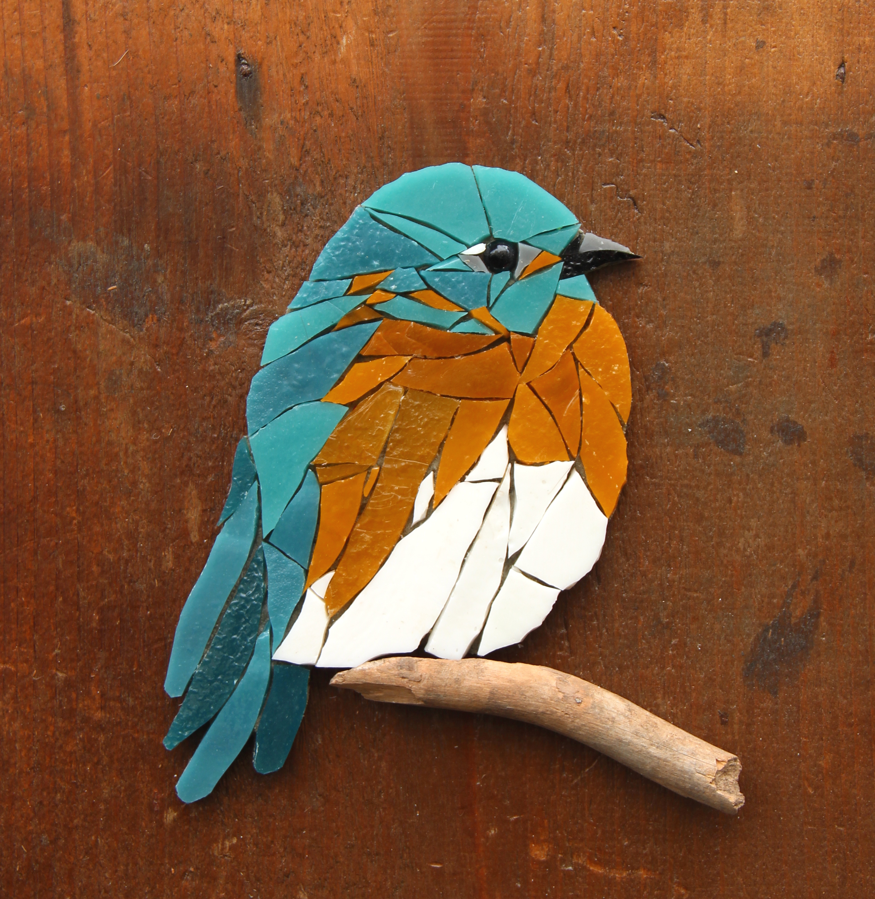 mosaique - tableau - oiseau - plumes - cadre - jaune - miel - bois - crochet - verre - bird - oiseau mosaïque - ora mosaiques.