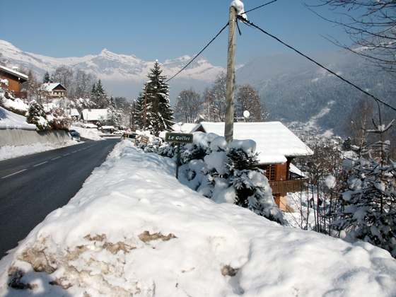 Chalet vue de la route hiver
