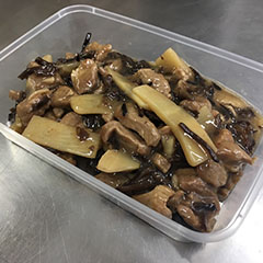 Champignons noirs pousse de bambou