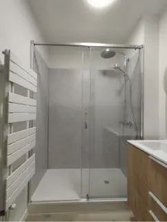 Rénovation d'une salle de bain complète à Rezé avec des panneaux muraux 