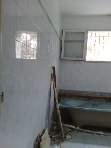 4 photo avant depose total de la salle de bain depose et evacuation du par bain baignoire encastre ensemble de douche et lavabo a vertou 44120