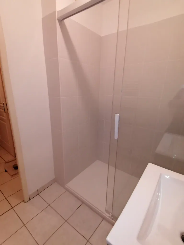 Installer une porte de douche coulissante a vertou