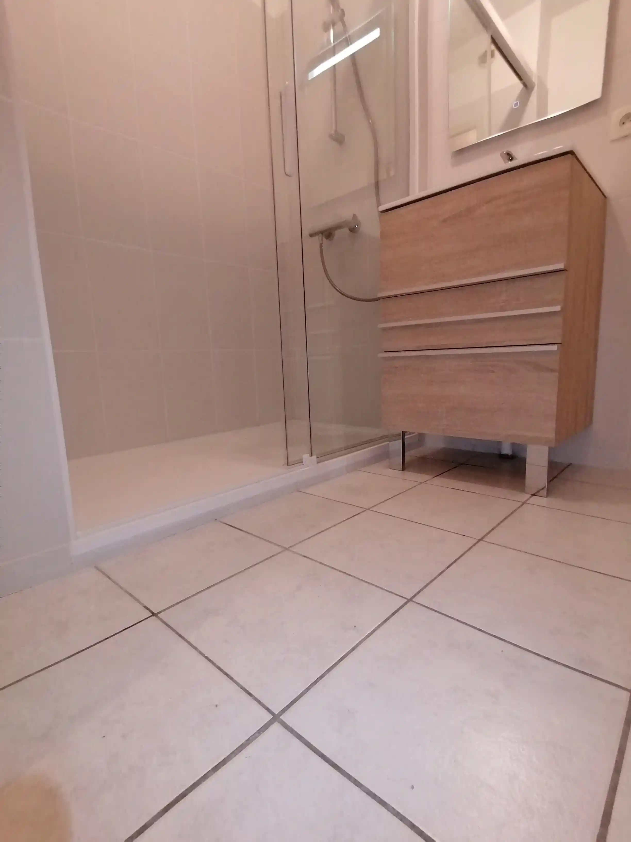 Installation receveur de douche a poser extra plat blanc