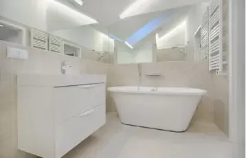 Salle de bain moderne avec une douche à l'italienne et des finitions épurées. 