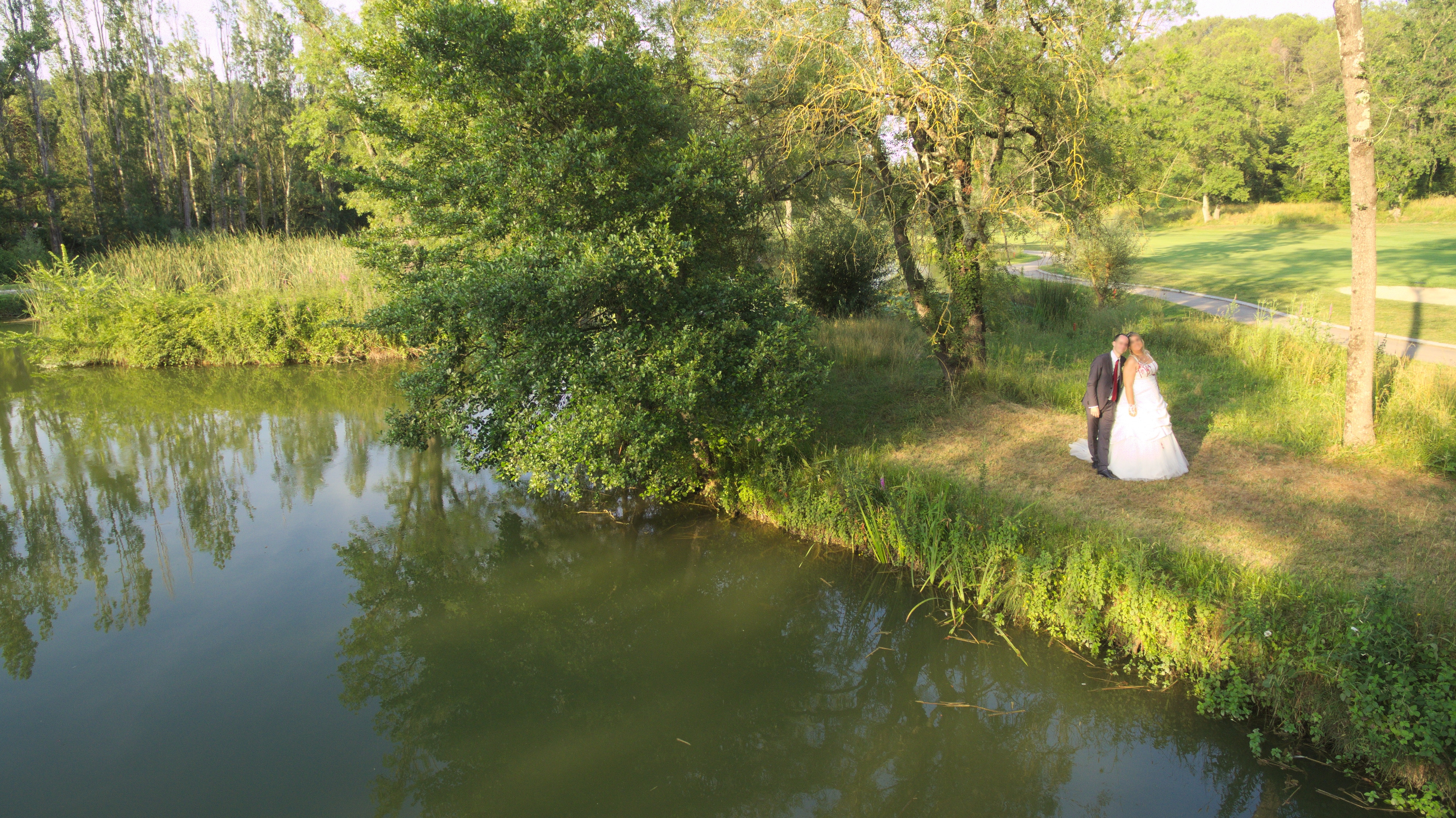 Mariage couple avec etang b