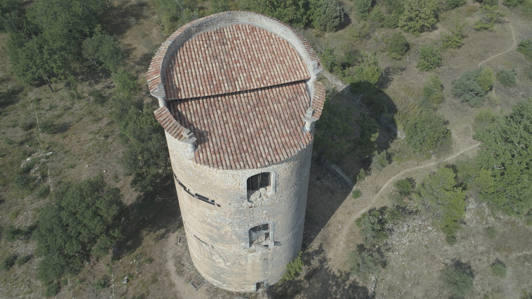 le pigeonnier de Brue-Auriac vu depuis un drone