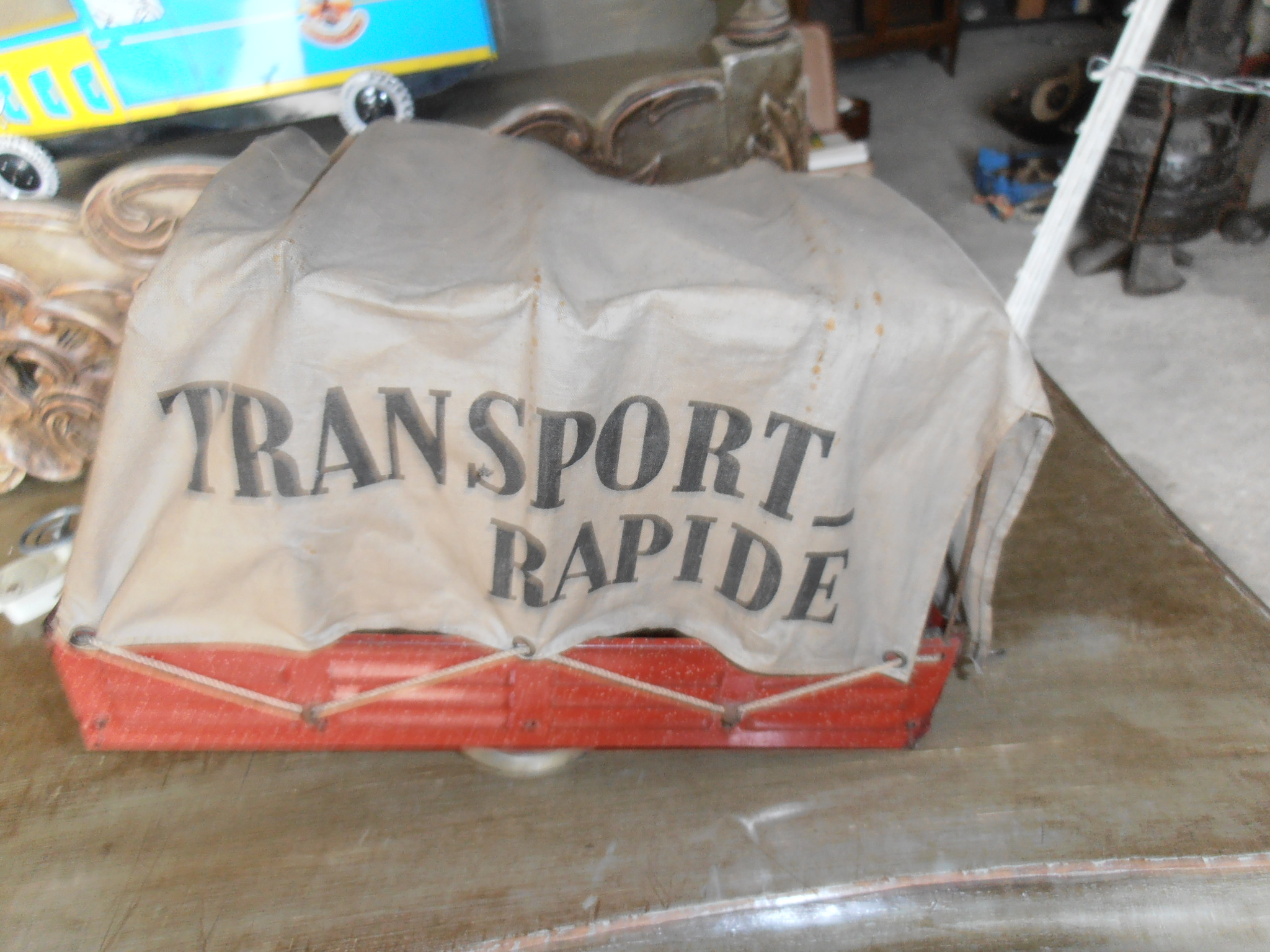 Rare remorque Victor BONNET avec capote, arceaux et roue de secours : 200 €