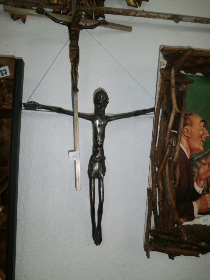 Lot 188 : 2 crucifix + gravure "Vierge à l'enfant"