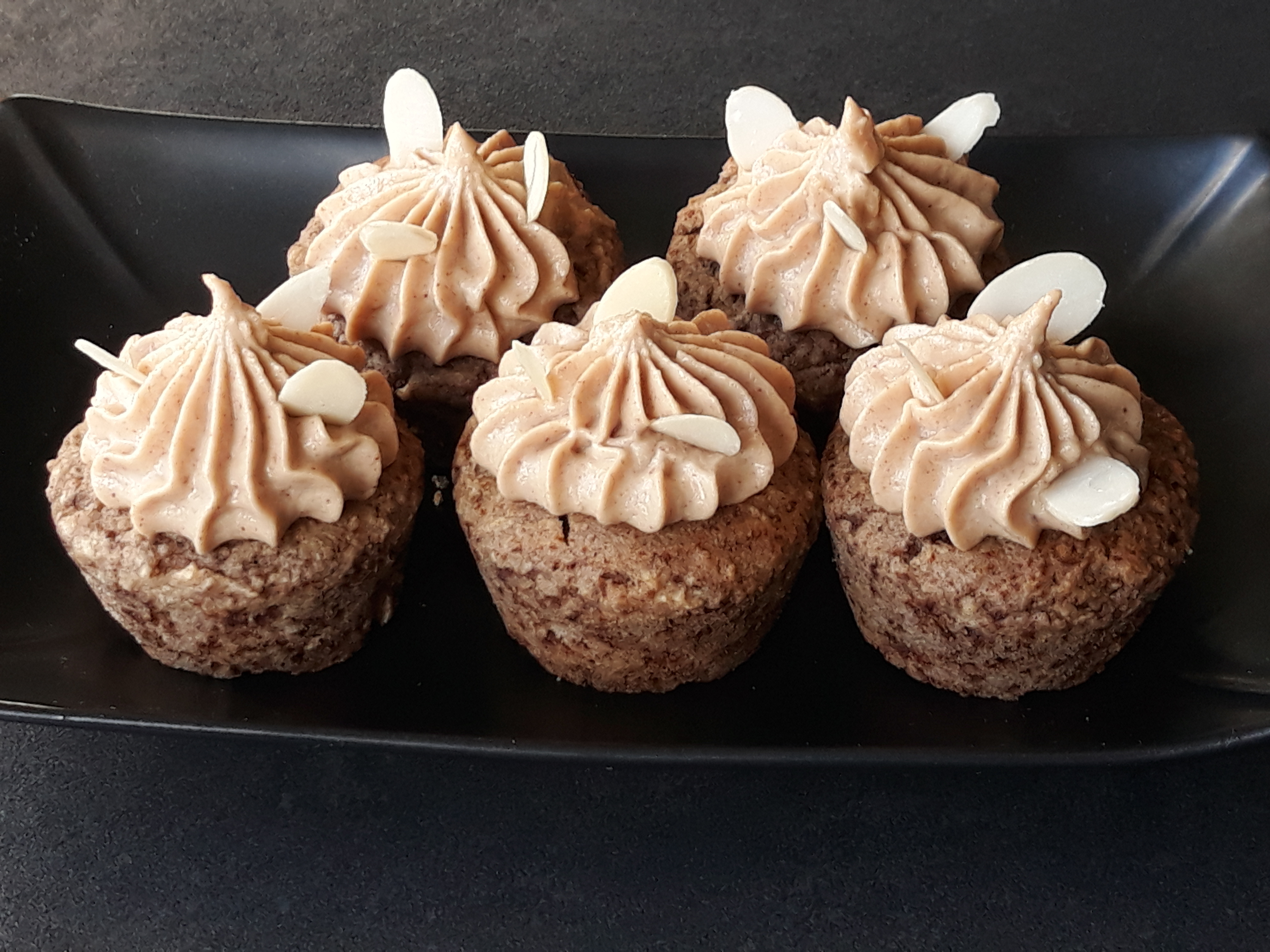 Petits gateaux amande pomme coing avec un cremeux a l amande