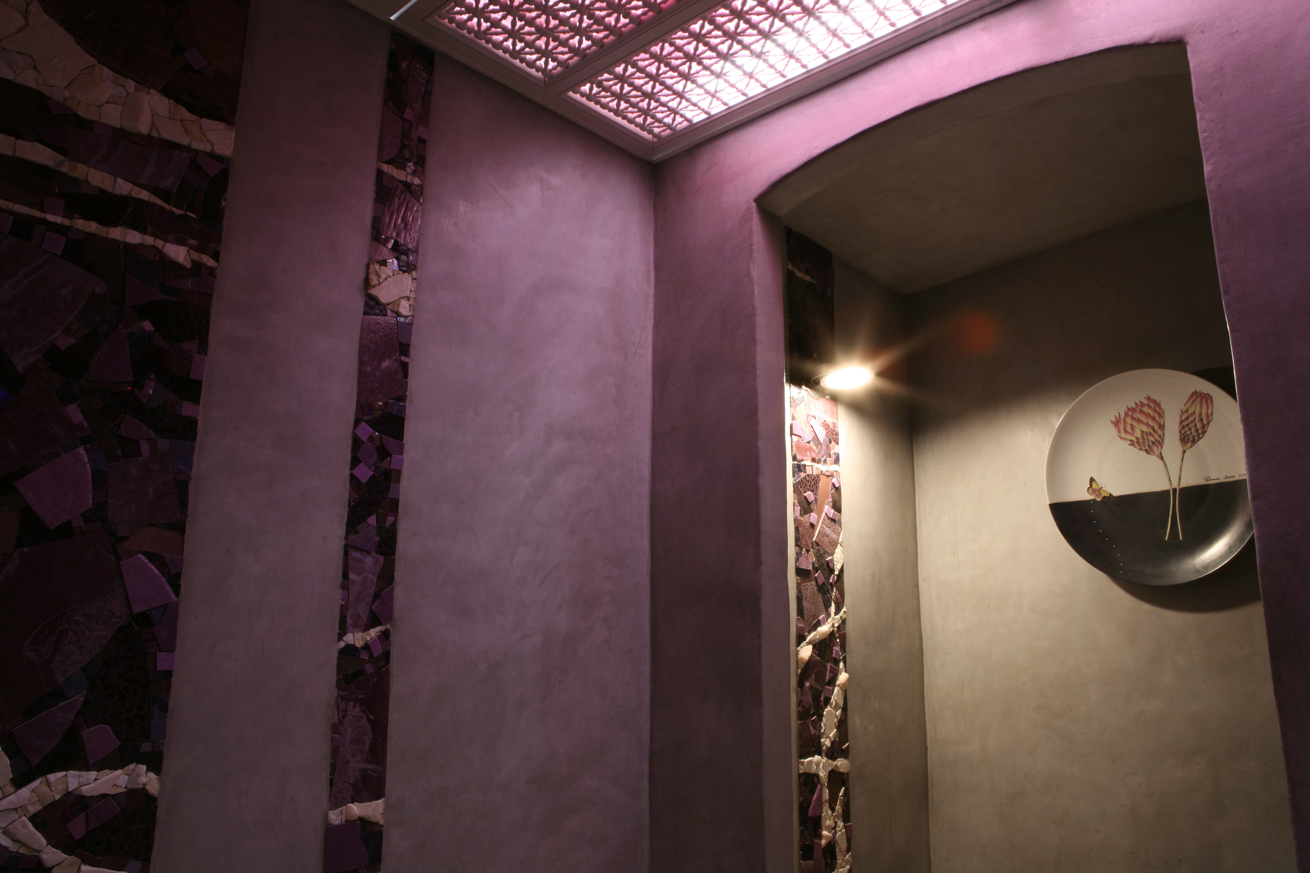  Décor Calligraphie dans toilettes. Décor mosaïque de verre violet, motif écriture chinoise, insertion dans tadelakt mauve, sur commande.