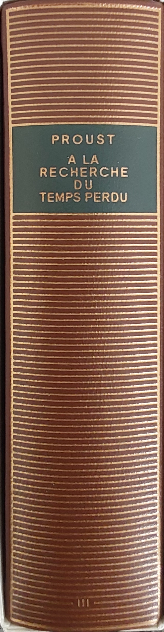 Volume 102 de Marcel Proust dans la Bibliothèque de la Pléiade.