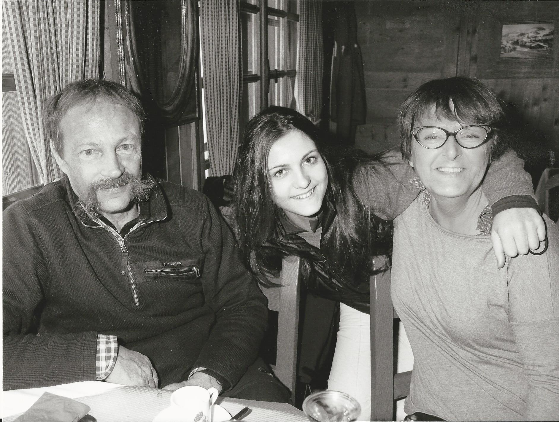 Photo au chalet avec Gisele et Herminie