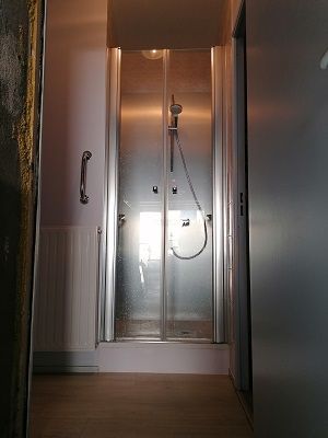 Pose d une douche avec un receveur extra plat pour remplacer une cabine de douche