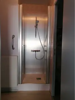 Remplacez votre cabine de douche étriquée par un espace douche avec porte battante à Saint-Sébastien-sur-Loire