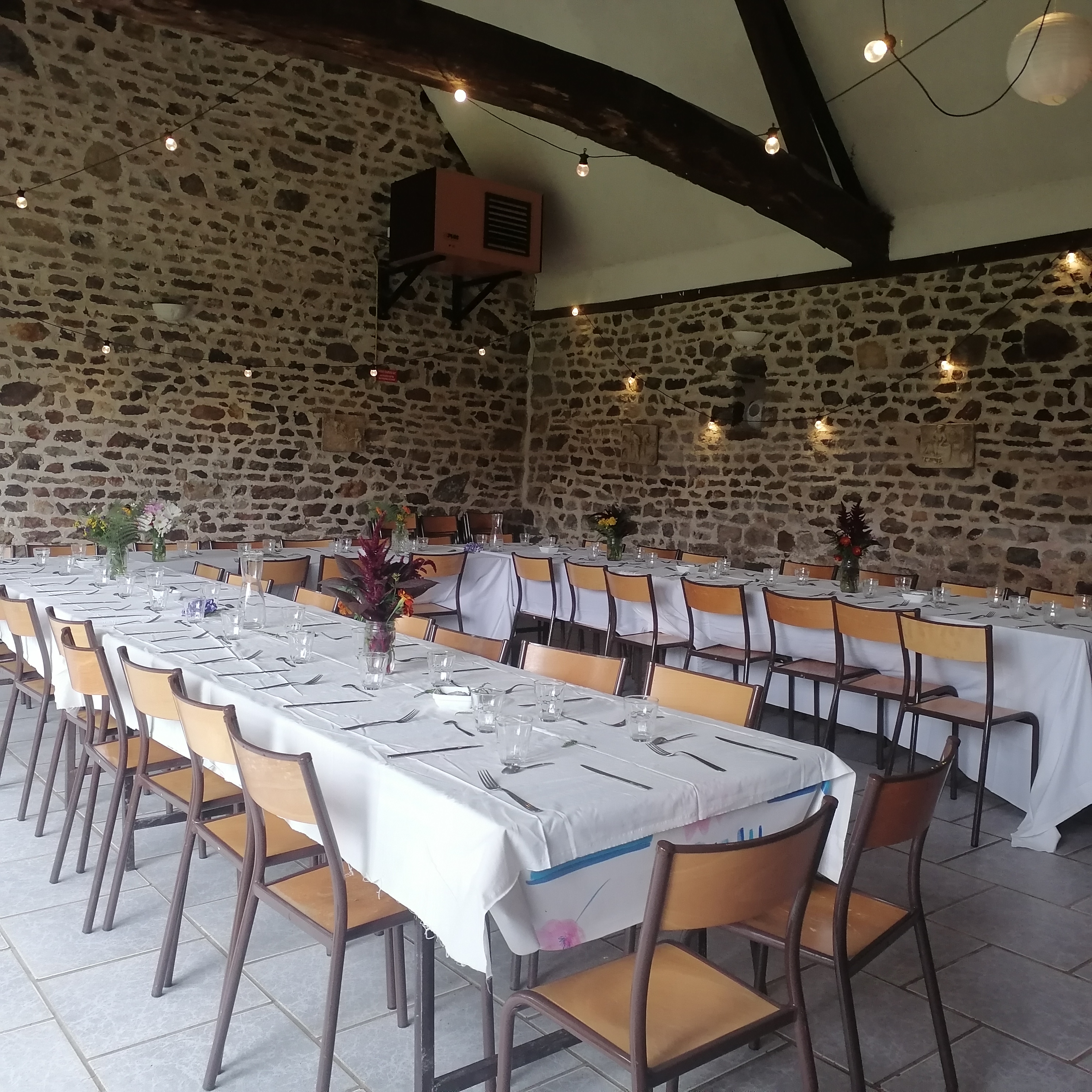 Salle vitree avec tables 2 