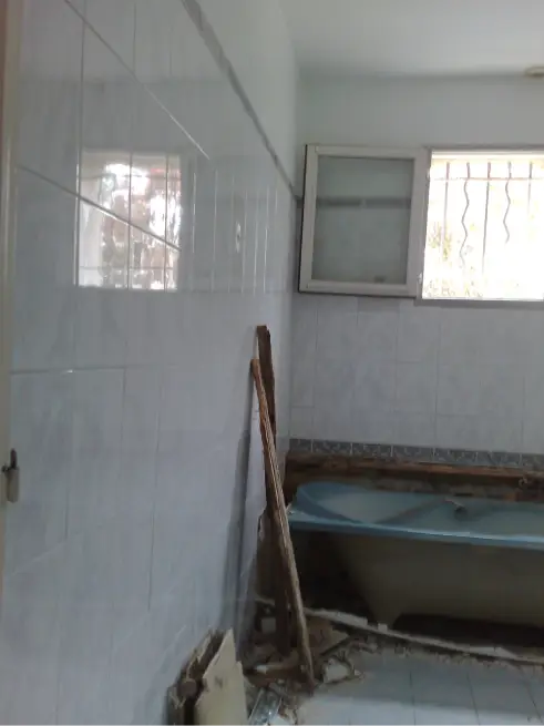 4 photo avant depose total de la salle de bain depose et evacuation du par bain baignoire encastre ensemble de douche et lavabo a vertou 44120