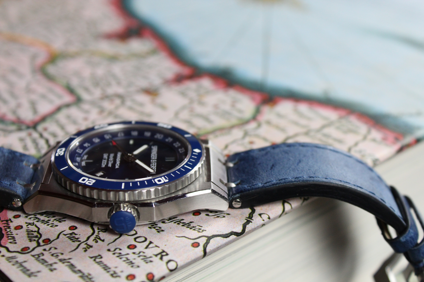 Rwd deep sea blue cuir maps bracelet light 