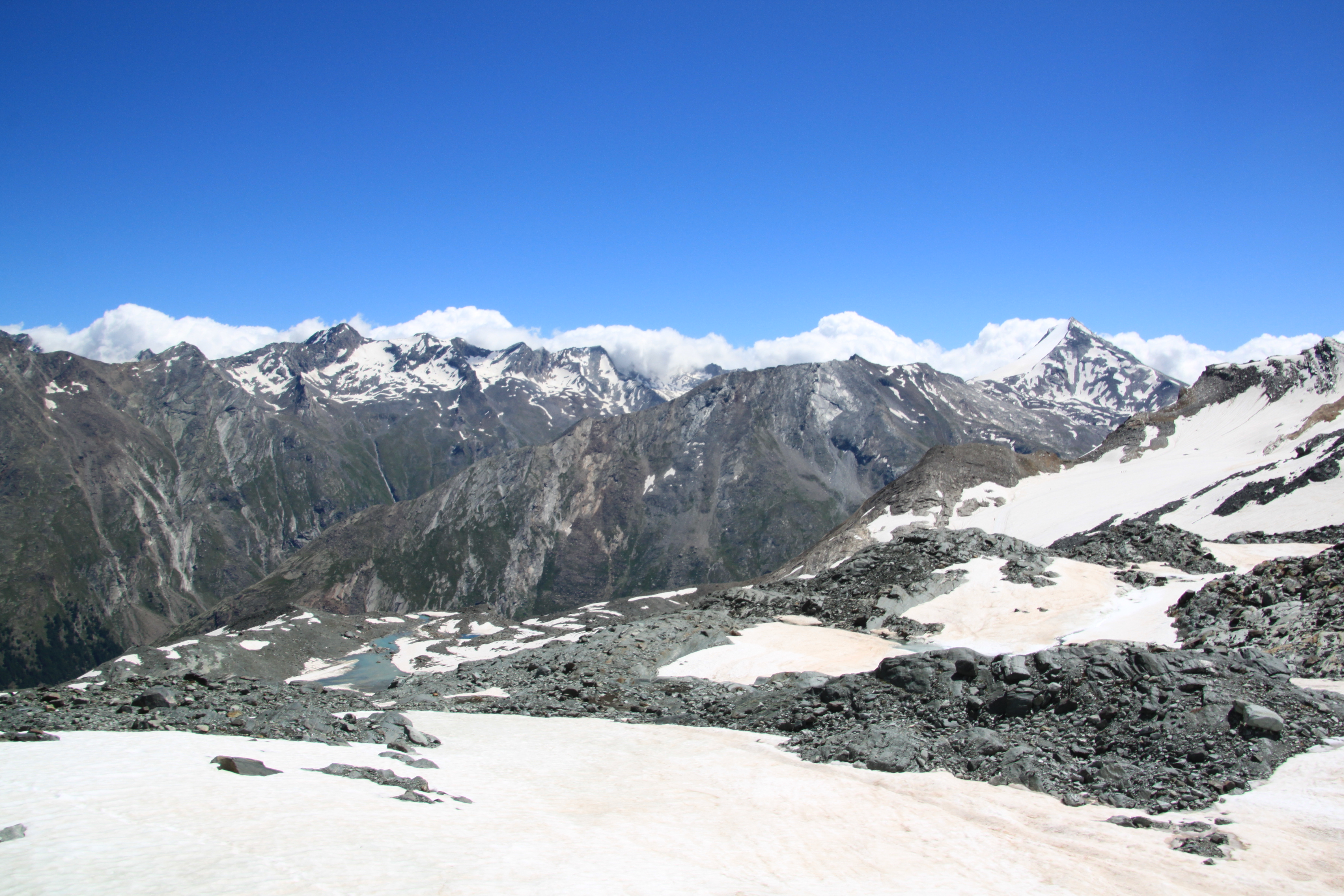 En contrebas de la piste enneigée menant à Britannia Hütte 