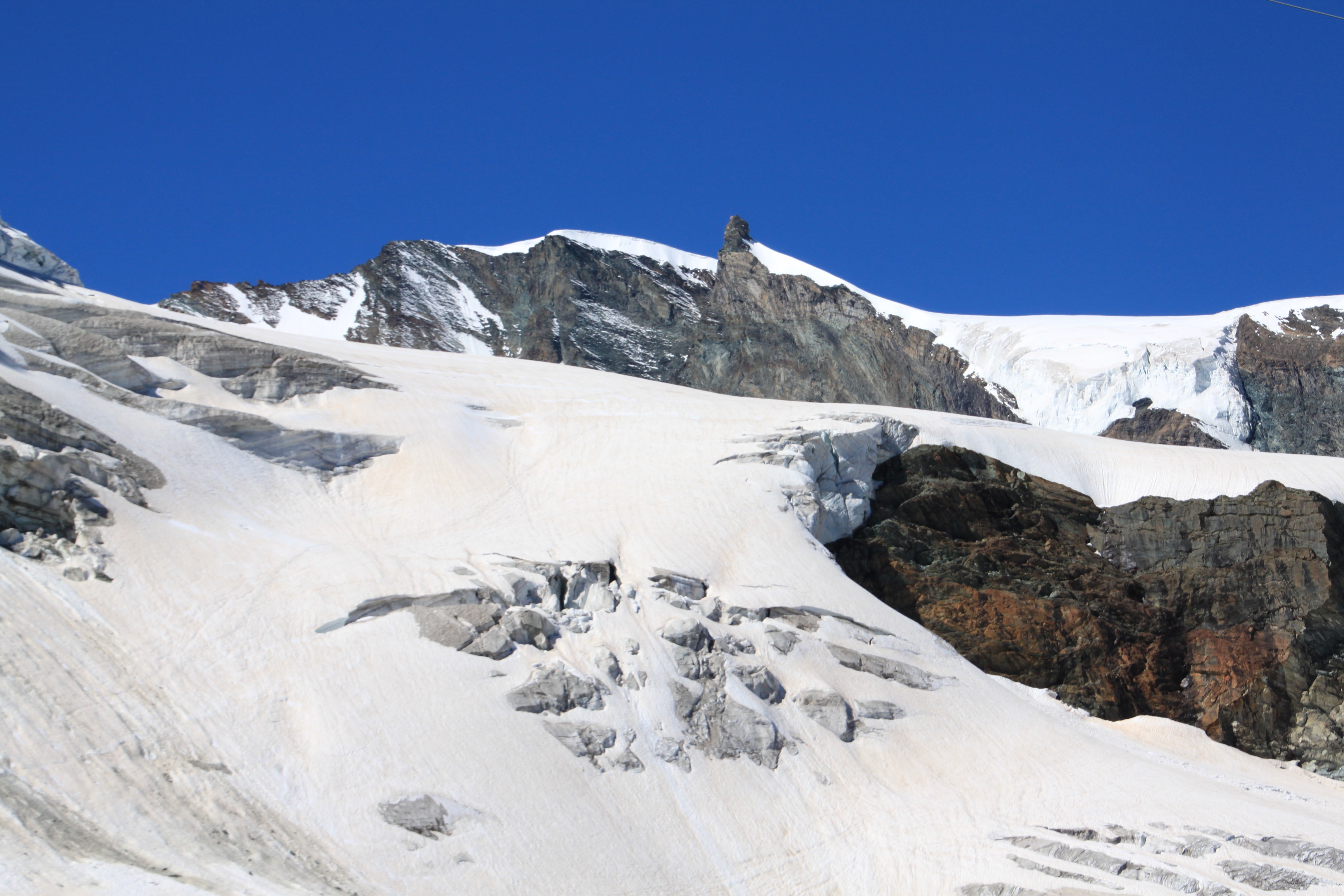 Vue en contre-plongée depuis le chemin balisé menant à la cabane Britannia