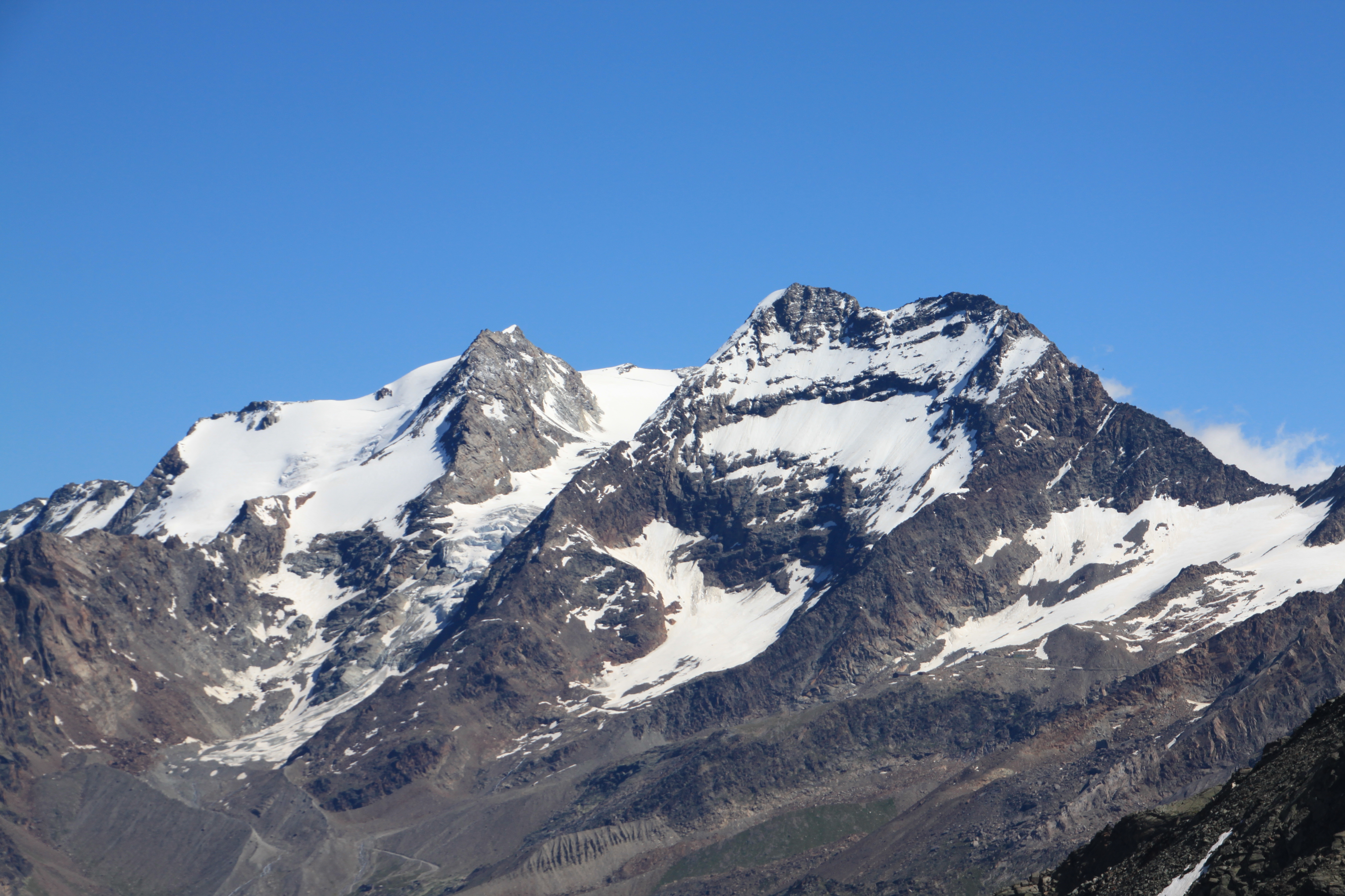 Cirque montagneux et ses névés photographié depuis Felskinn
