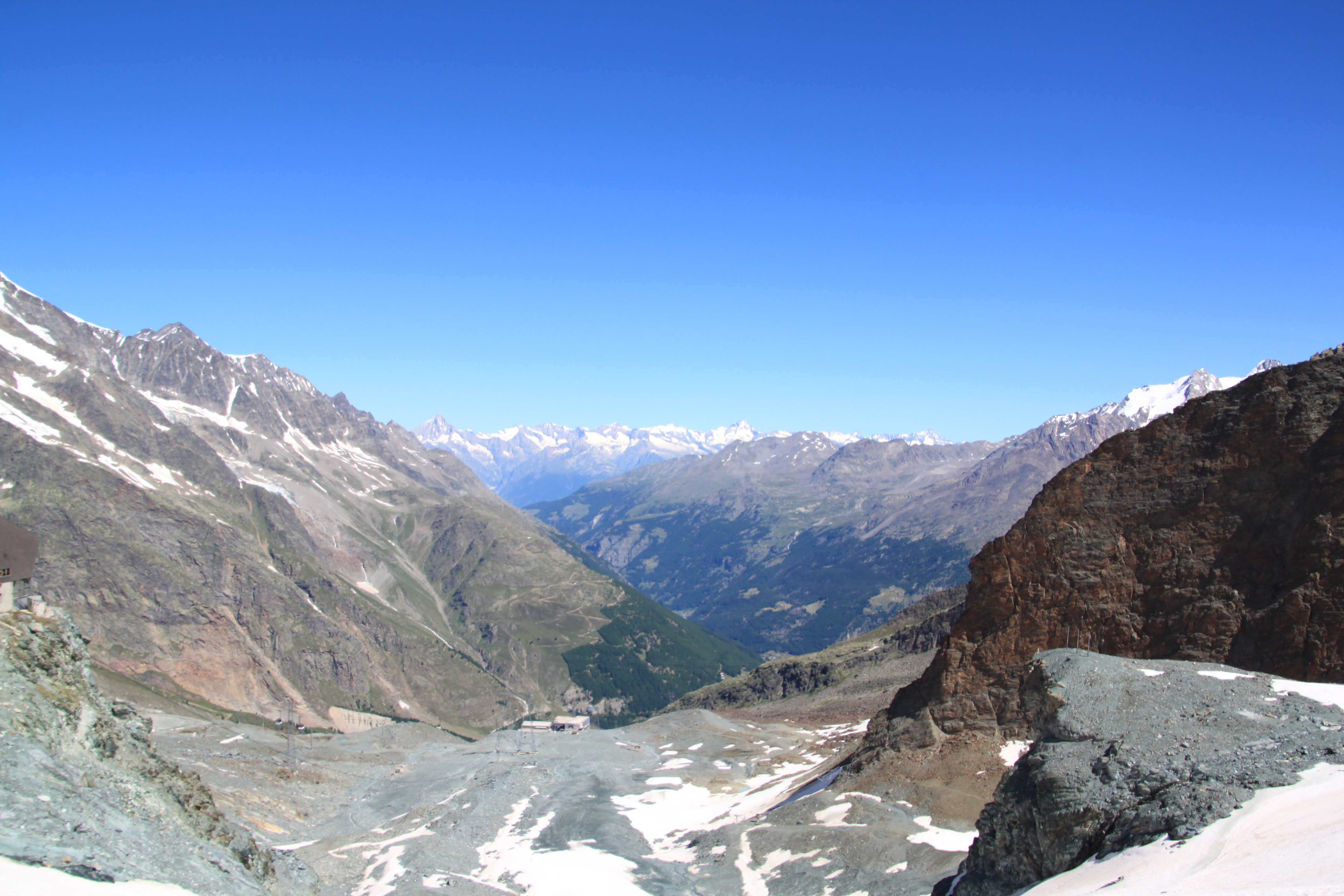 Vue sur les Alpes bernoises depuis le chemin balisé menant à la cabane Britannia
