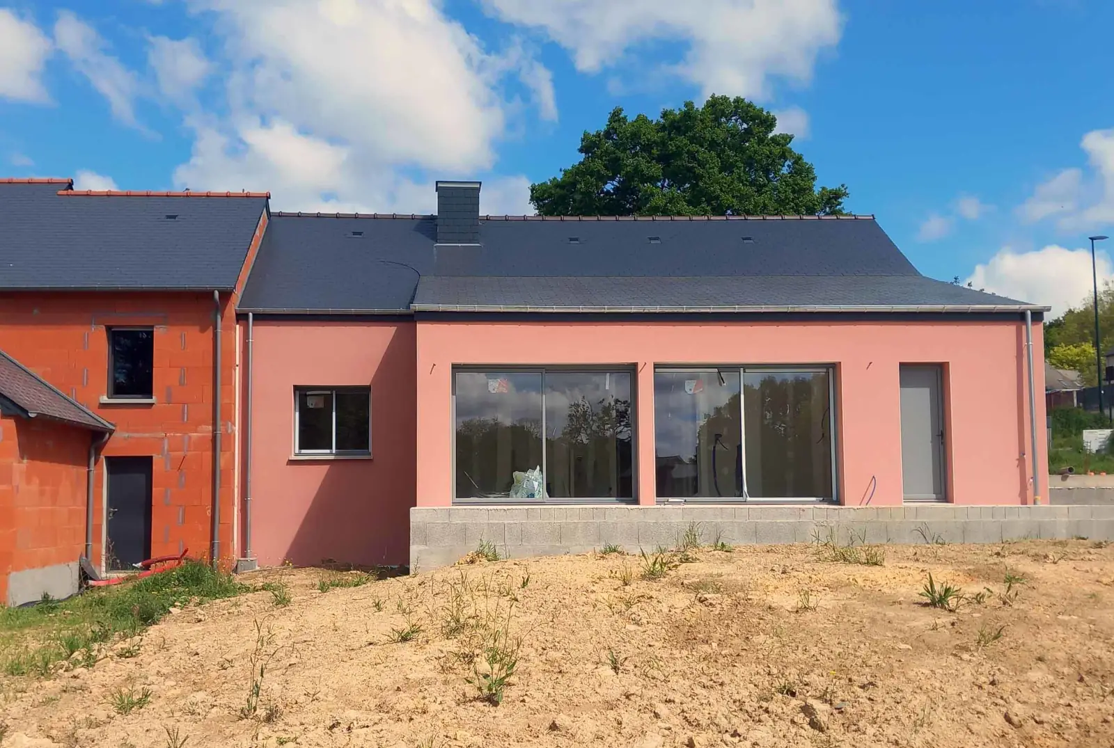 Construction maison de plein pied facades roses bain de bretagne ille et vilaine annee 2023 facade sud