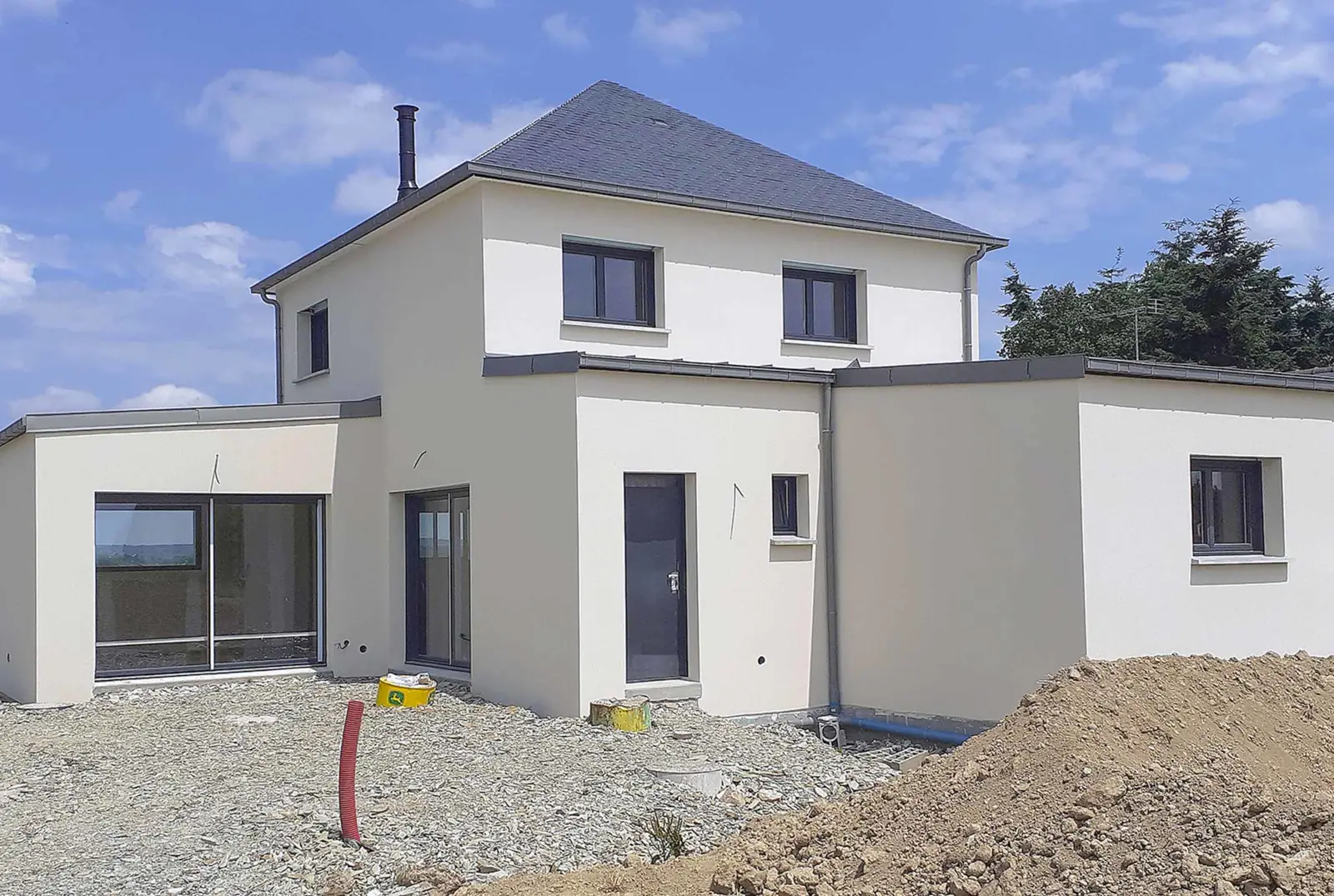 Construction maison a etage sans garage toiture quatres pans guipry messac annee 2021 facade sud