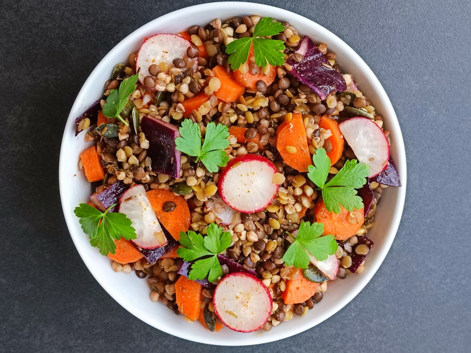 Exemple d'une photo d'une salade lentilles sarrasin pour illustrer une publication en rapport avec l'alimentation saine, sans gluten, sans lactose